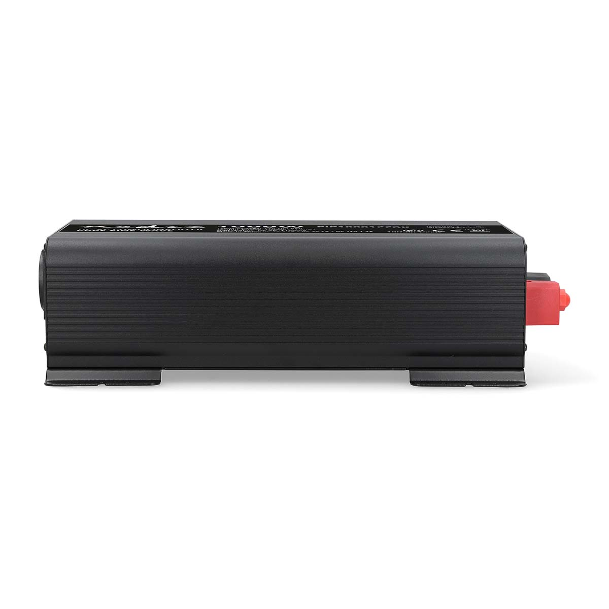 Zwarte omvormer met rode connector, geïsoleerd op witte achtergrond.