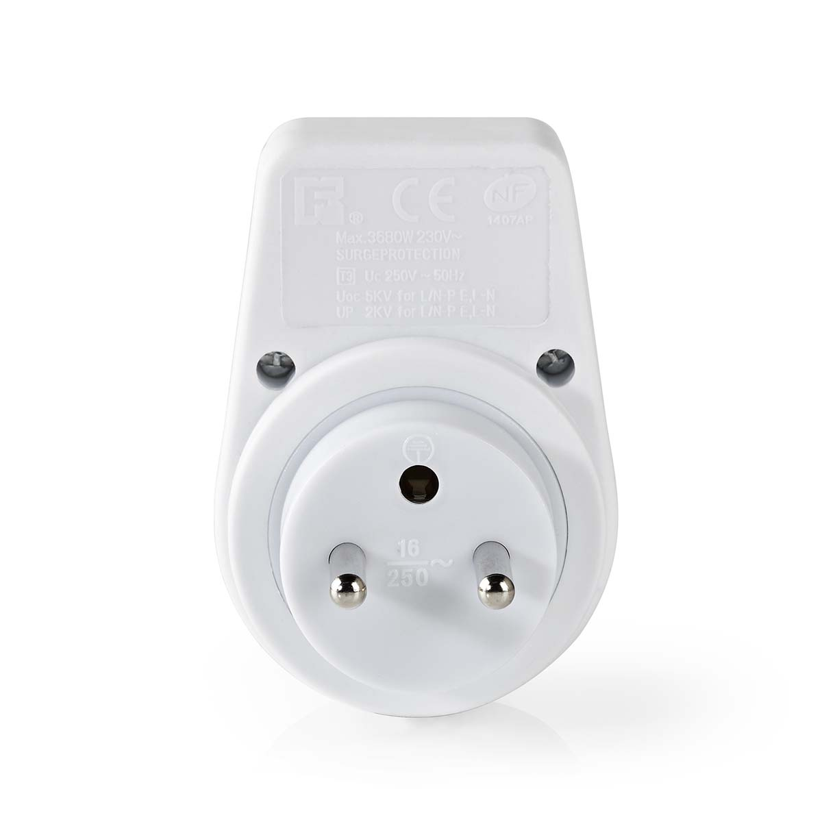 Ein weißer Überspannungsschutzadapter mit Steckdose und Stecker. Aufschrift: 16 250.