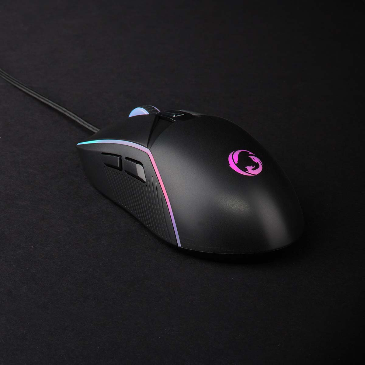 Schwarze Gaming-Maus mit RGB-Beleuchtung auf schwarzem Hintergrund.