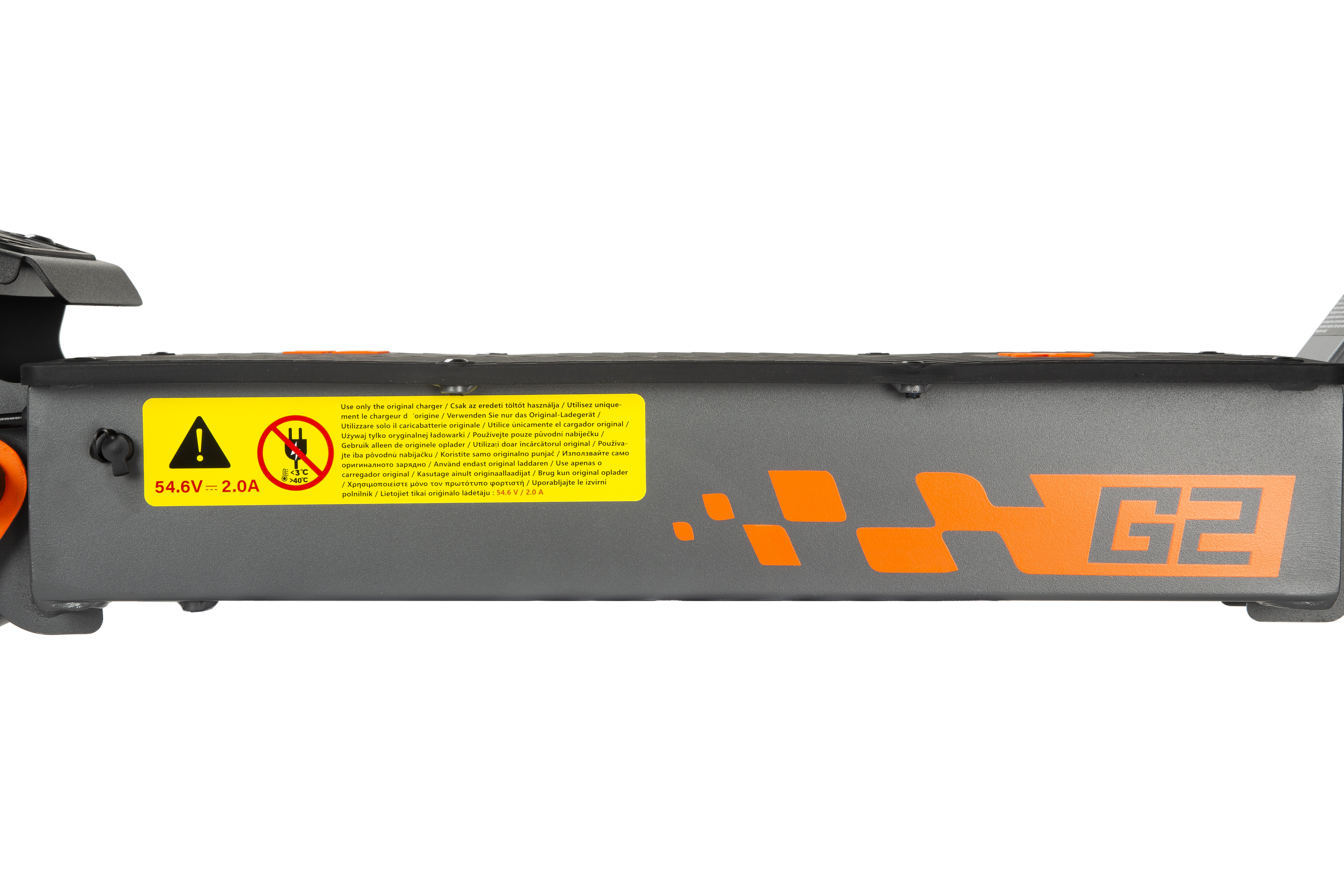 Base grigia monopattino con logo arancione e etichette di avviso. 54.6V 2.0A.