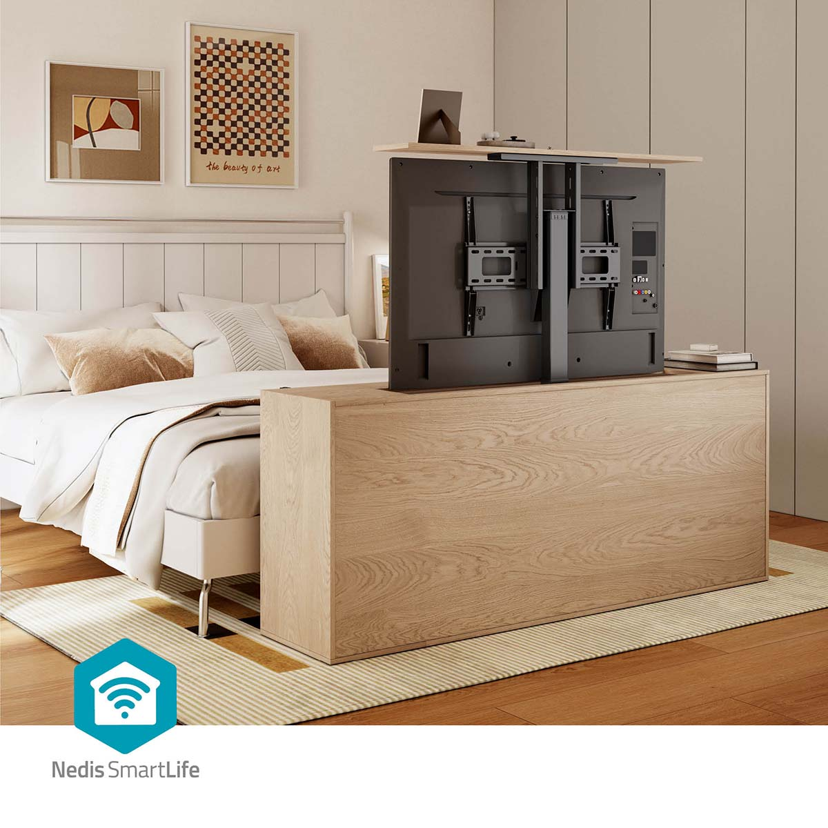 Ein Schlafzimmer mit einem versteckten Fernseher in einem Holzmöbel.