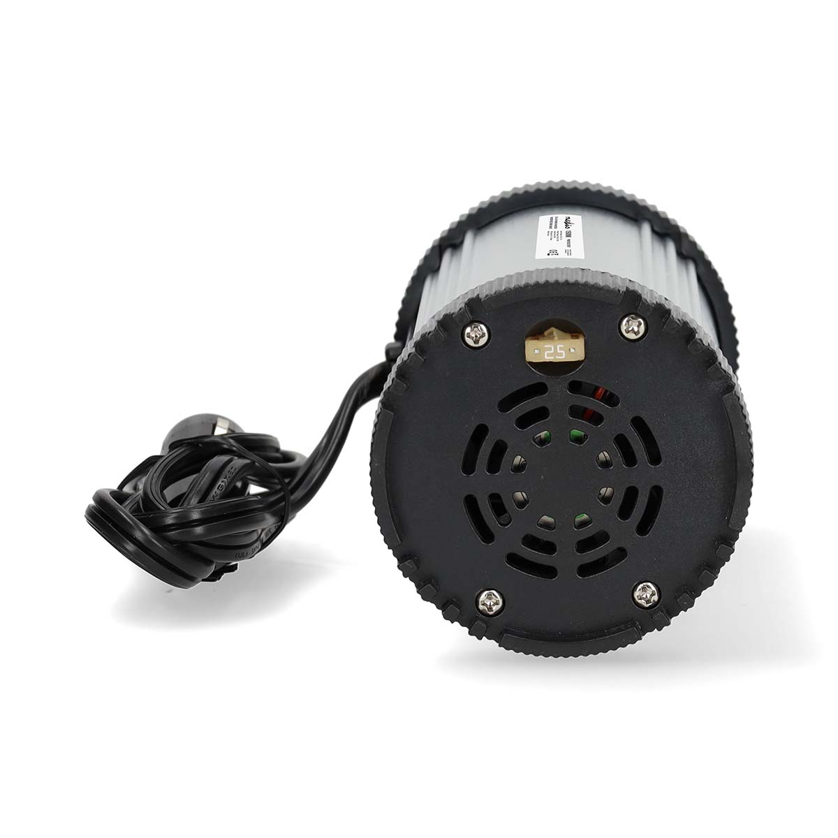 Een cilindrisch apparaat met een zwarte ventilator en zilveren behuizing. Een kabel hangt links.