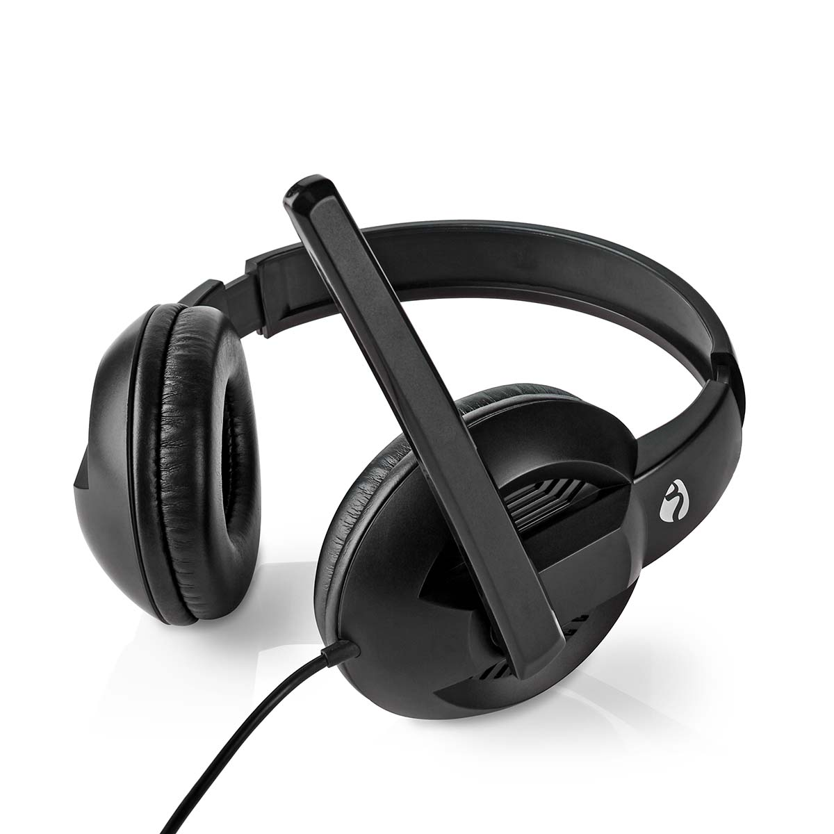 Cuffie nere over-ear con microfono e cavo su sfondo bianco.