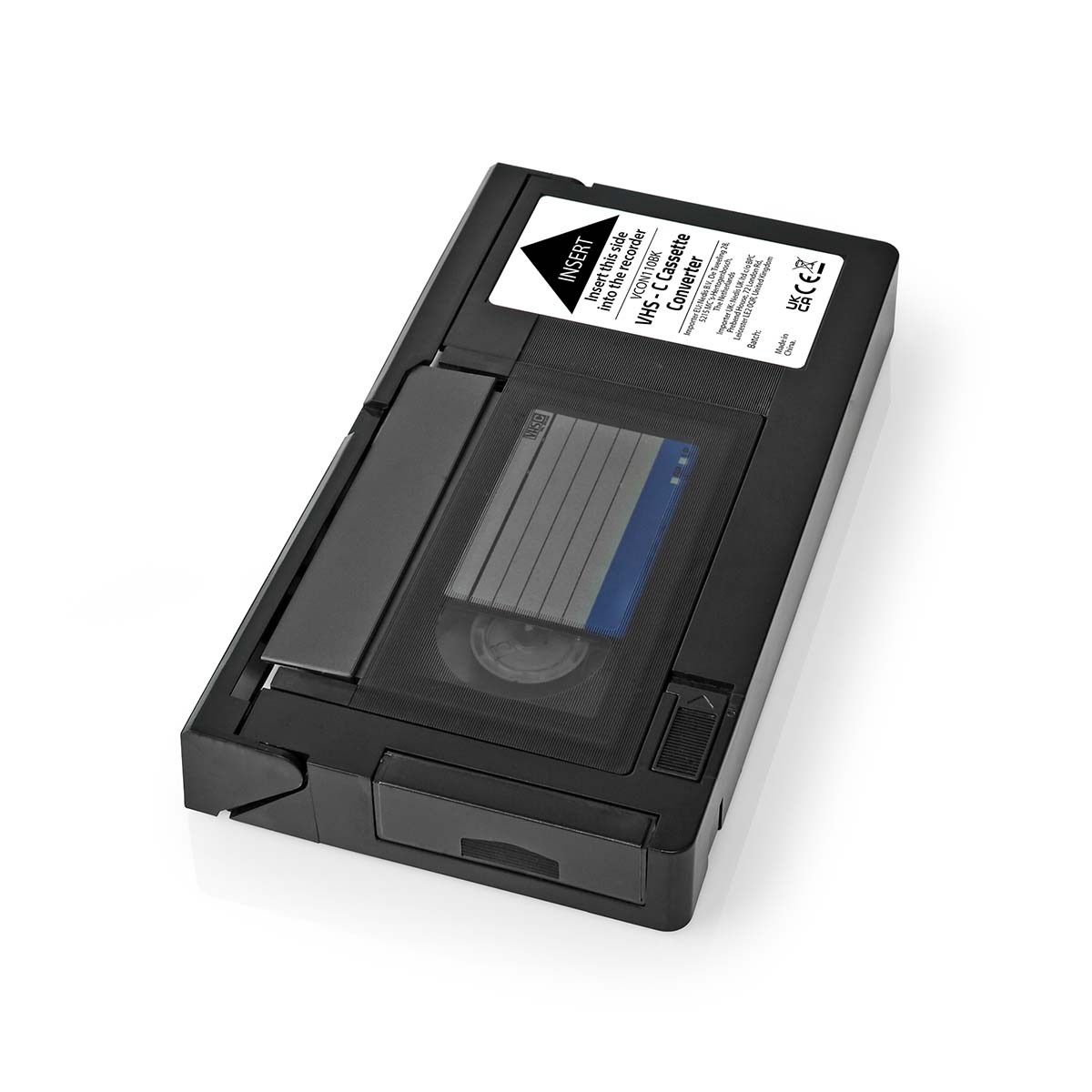 Ein schwarzer VHS-C Kassettenkonverter mit Etikett, das auf die korrekte Einlage hinweist.