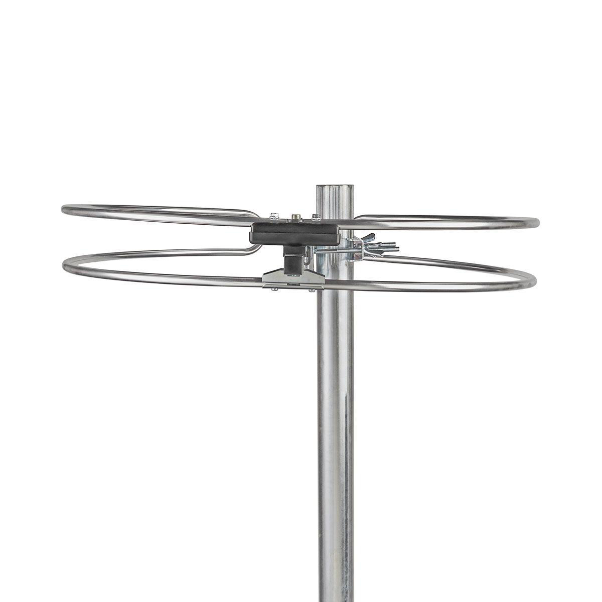 Ein silberner Mast mit zwei metallischen Ringen, die horizontal angebracht sind.