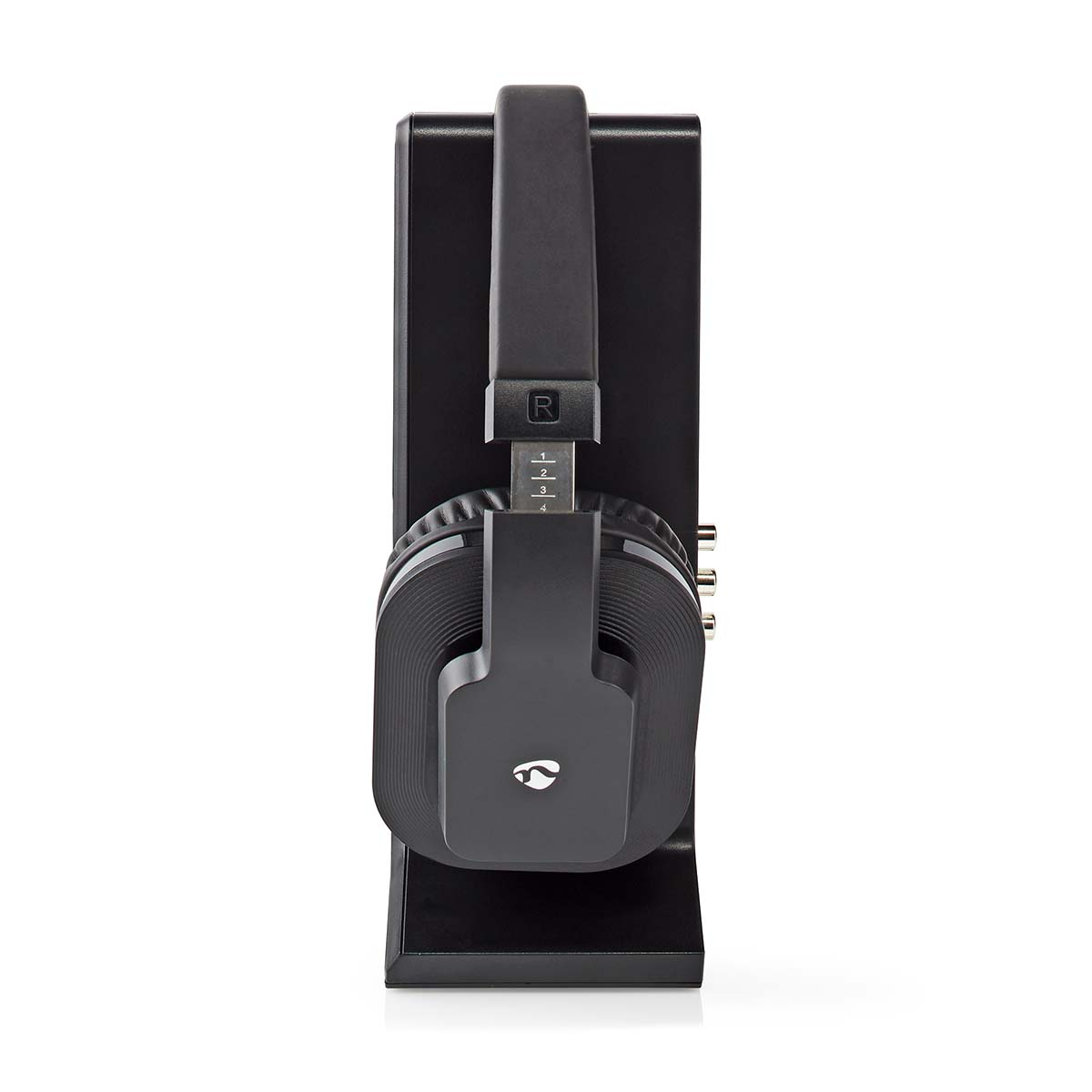 Auriculares negros en un soporte negro con marca R y numeración.
