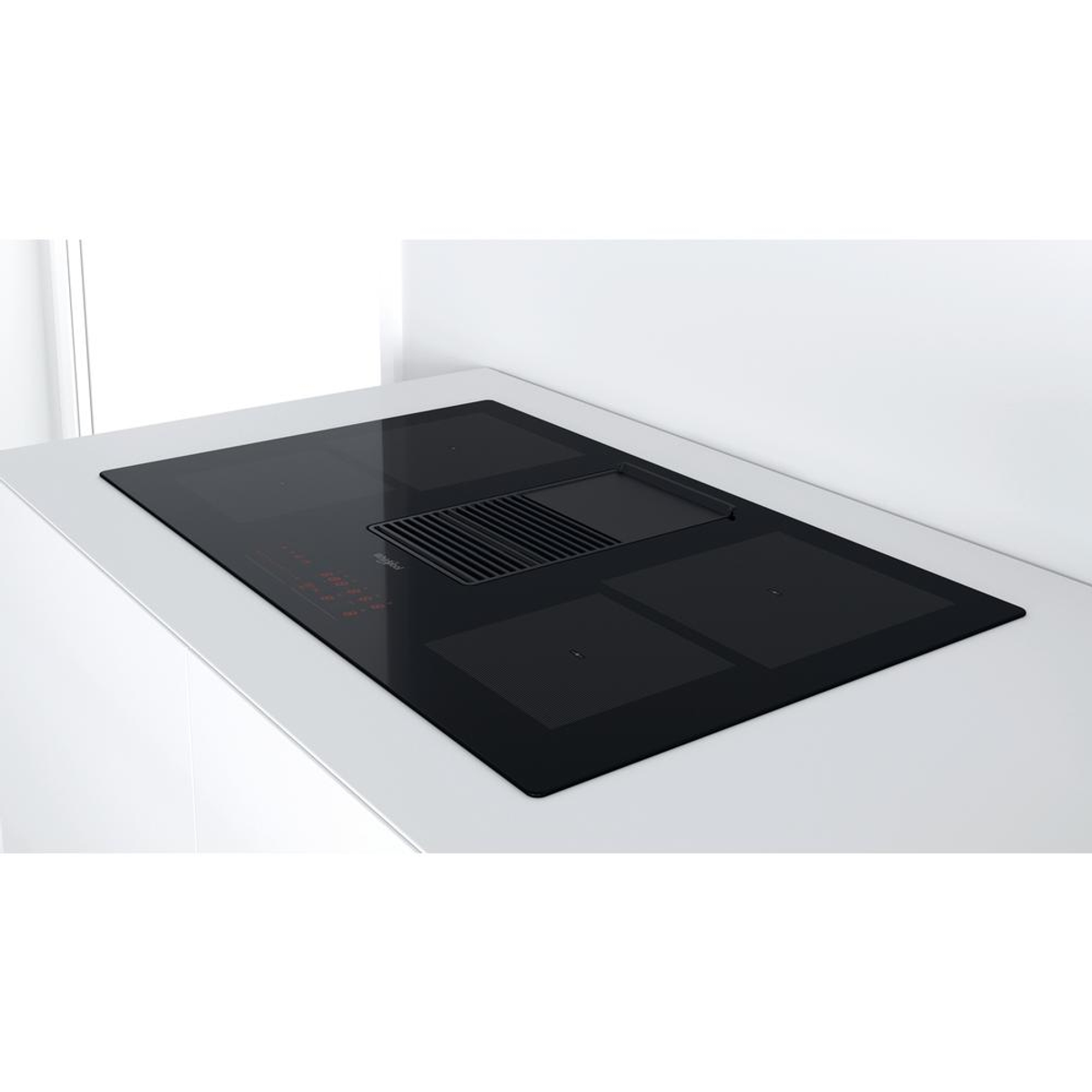 Zwart inductiefornuis met geïntegreerd ventilatierooster en touch controlpaneel.