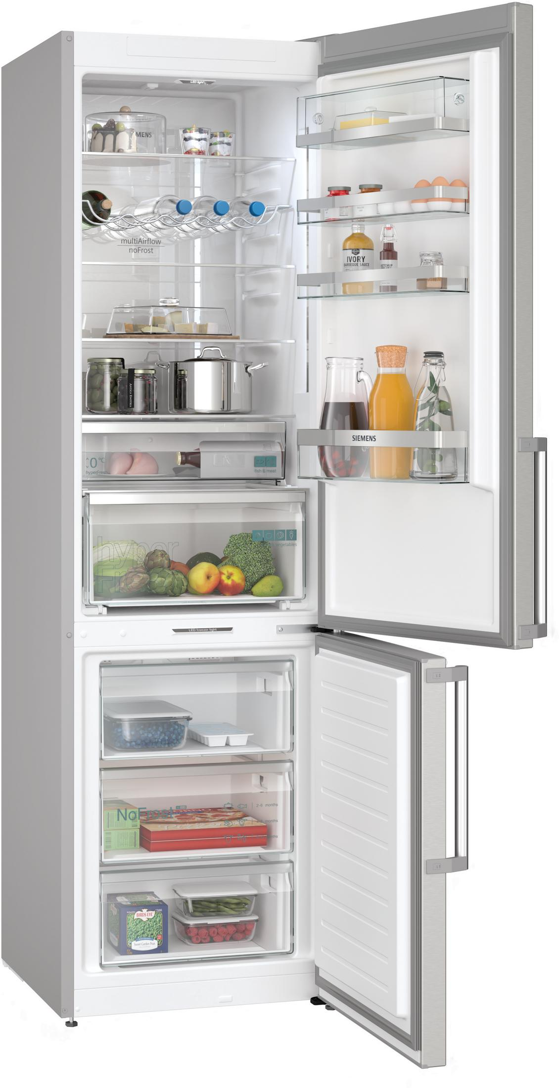 Ein offener Kühlschrank mit Lebensmitteln und Schubladen voller Obst und Gemüse.