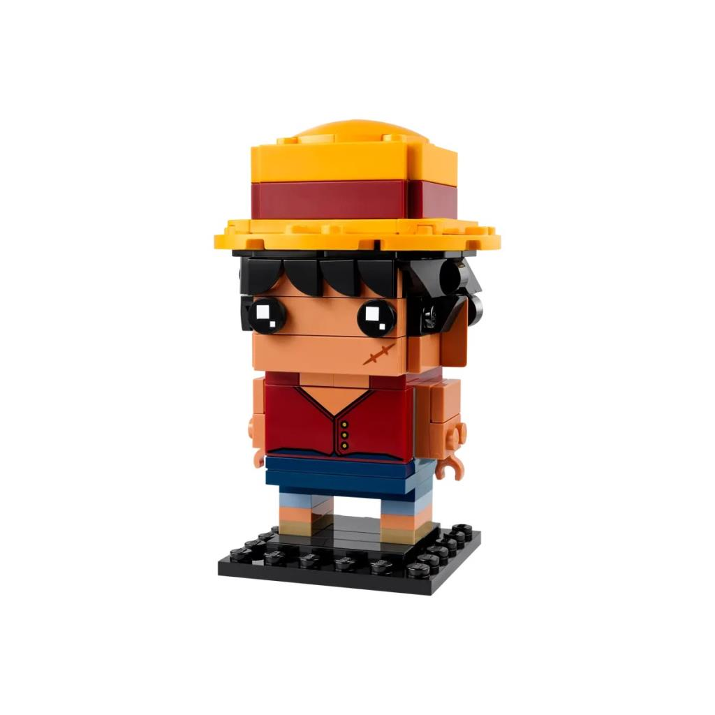 Una colorata figura Lego di Monkey D. Luffy con cappello di paglia, gilet rosso e pantaloncini blu.