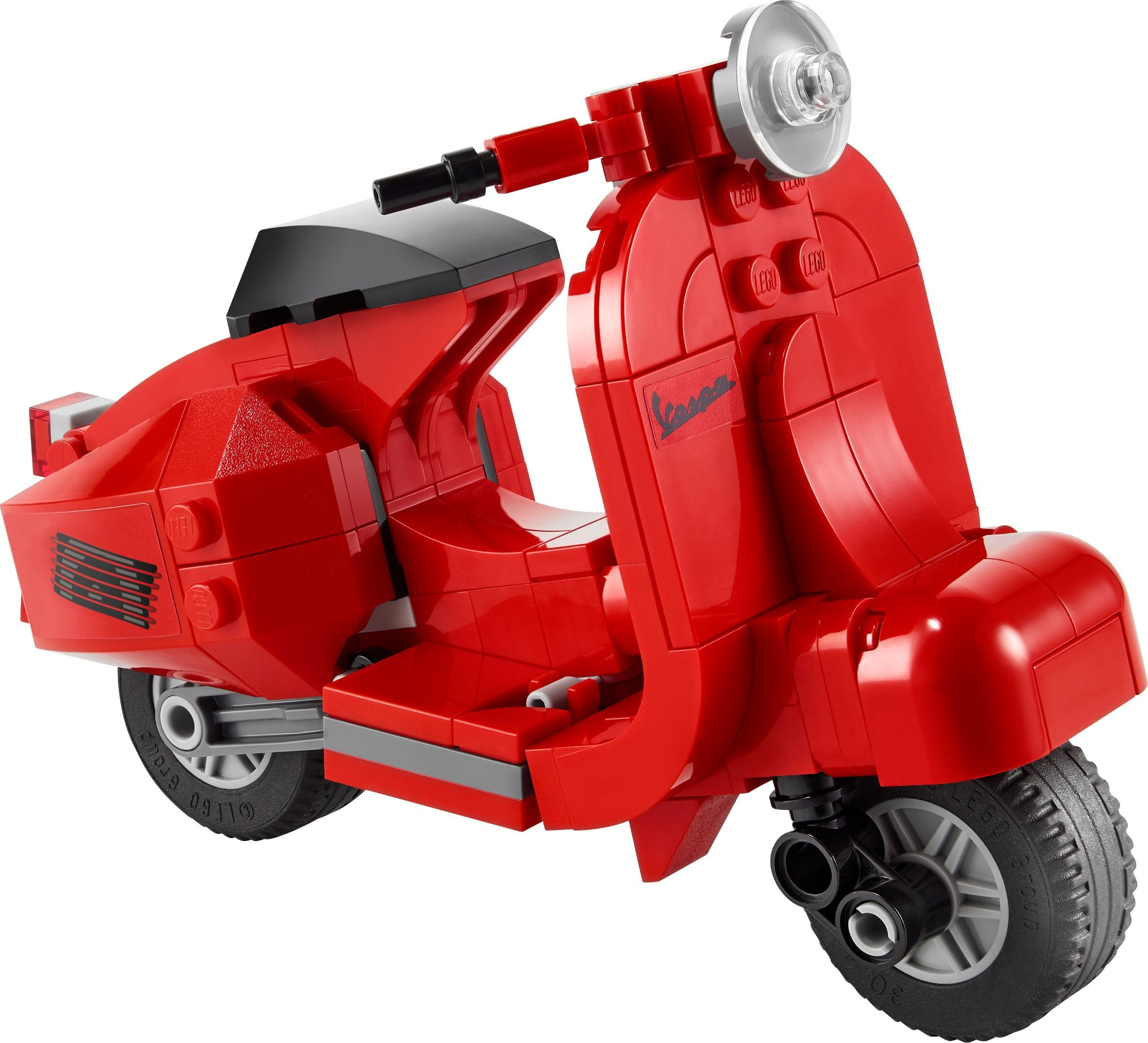 Un modello Vespa Lego rosso con dettagli neri e grigi.