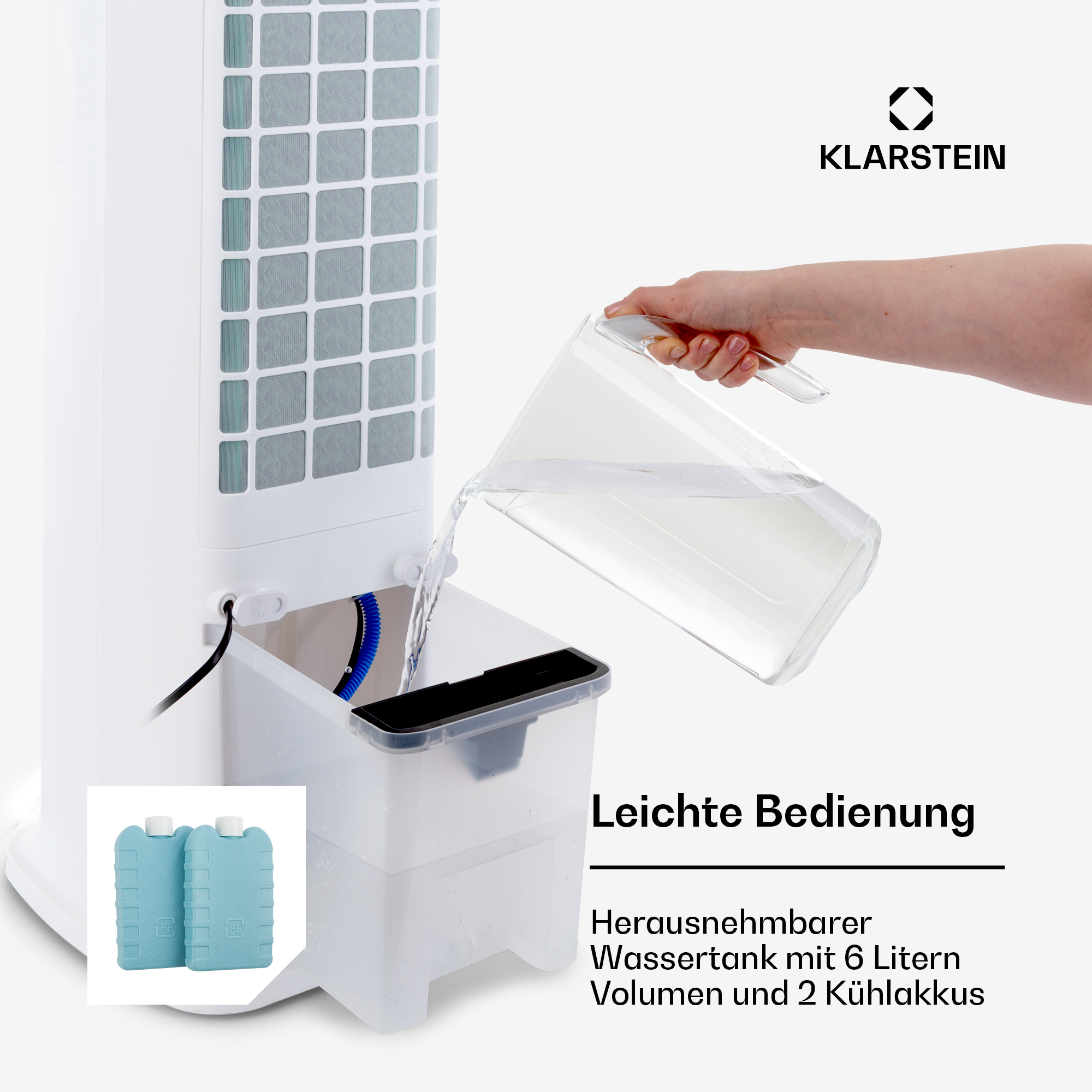 Eine Hand gießt Wasser aus einem Krug in einen weißen Luftkühler-Wassertank.