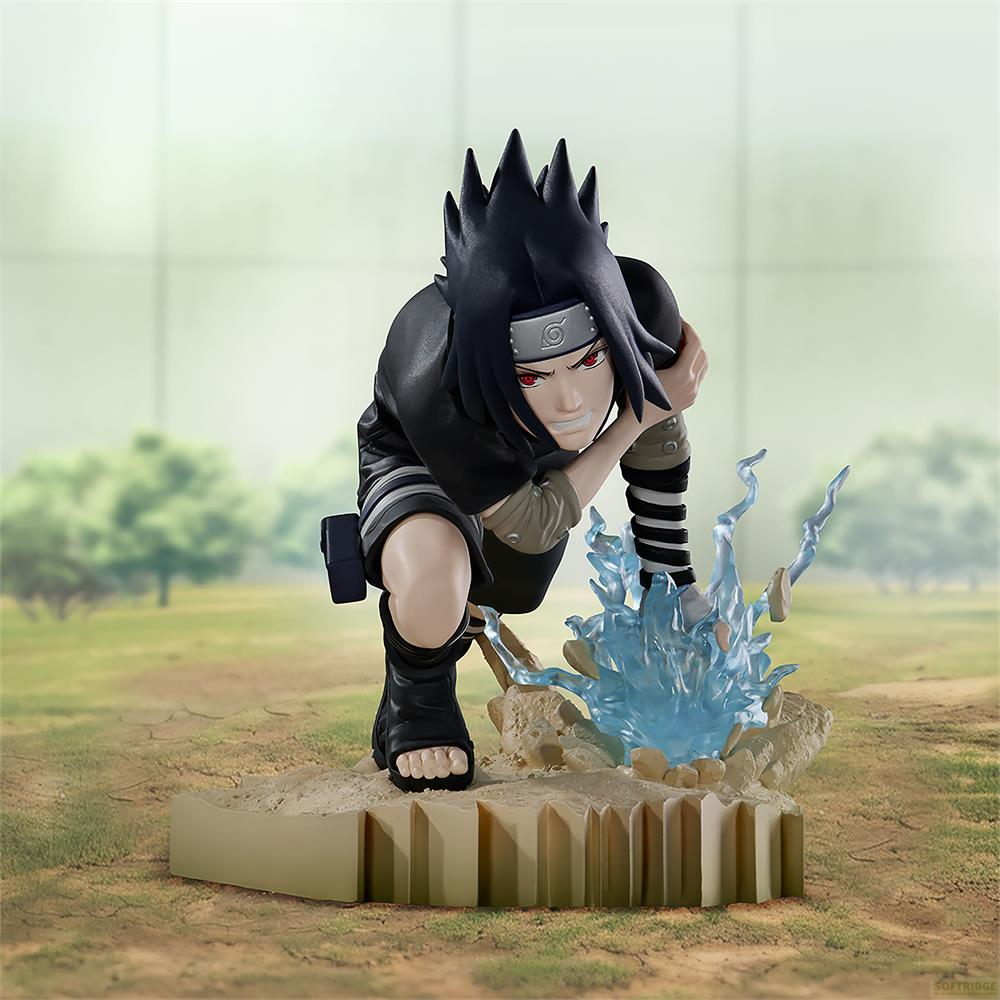 Sasuke-Figur in Schwarz kniet mit roten Augen und blauer Energie.