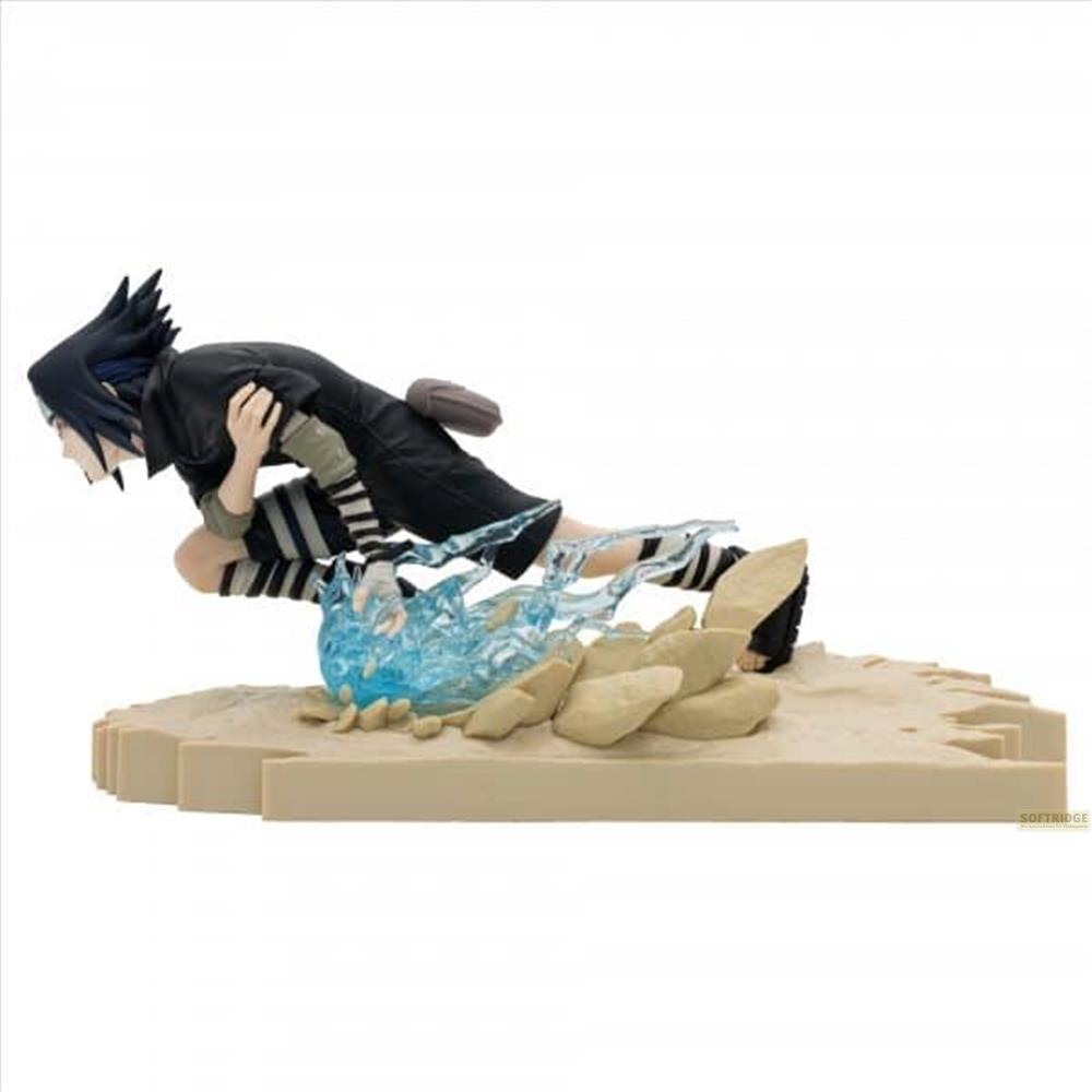 Eine Figur von Sasuke mit blauen Energieeffekten auf einem sandigen Podest.