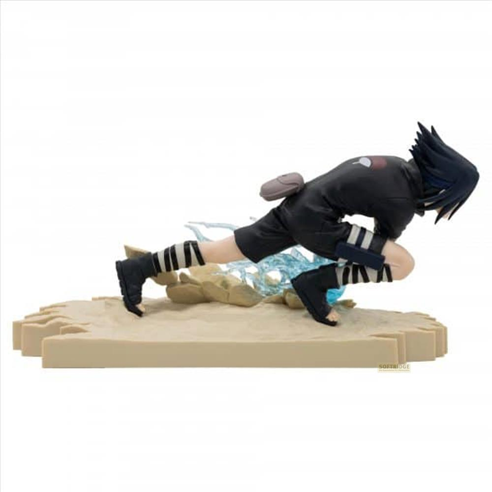 Figur eines Charakters in Schwarz, der auf einem sandigen Untergrund kniet.