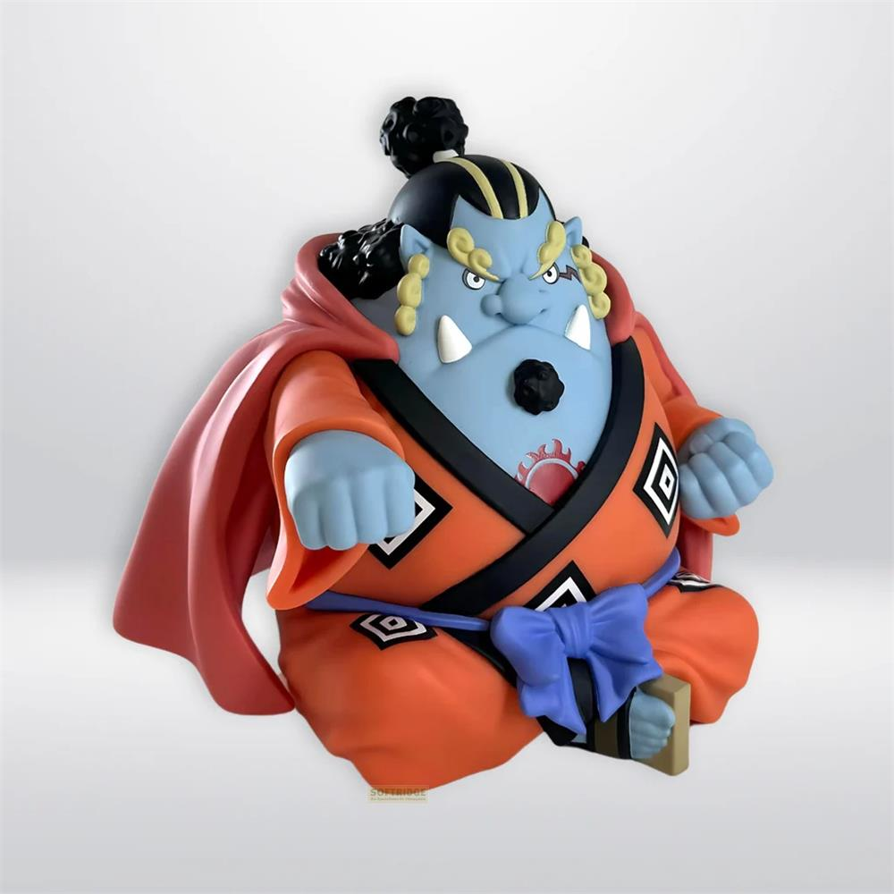 Personaje azul con túnica naranja, moño negro, capa roja, fajín azul, sentado.