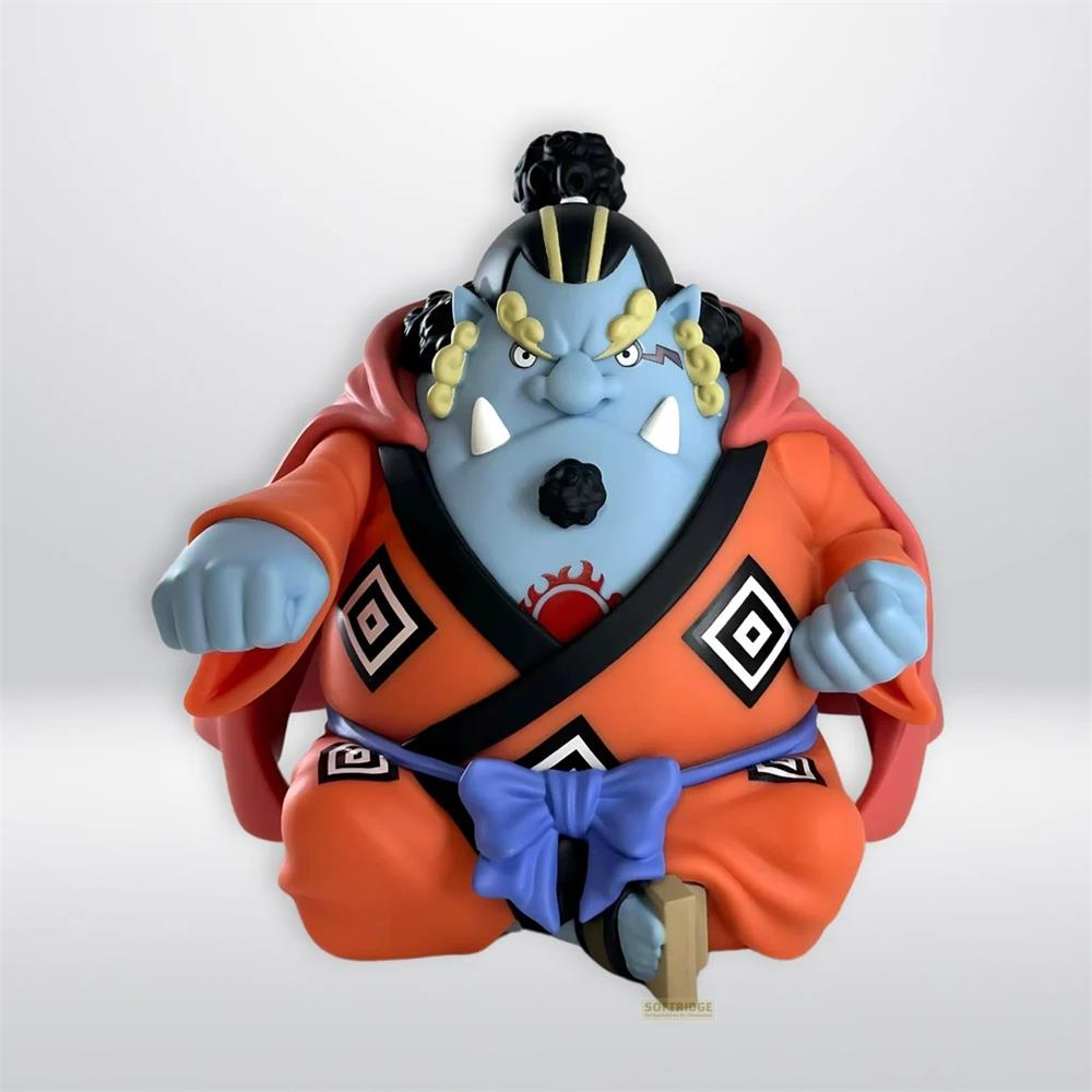 Una figura azul con túnica naranja y cinturón azul está sentada.
