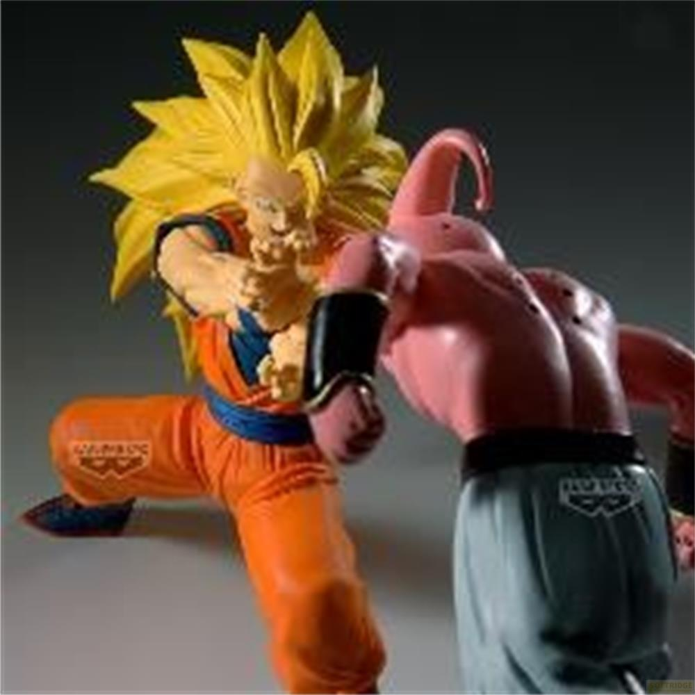 Goku mit gelben Haaren kämpft gegen Buu mit rosa Haut.