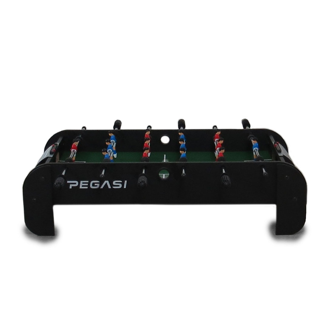 Een zwarte tafelvoetbaltafel met rode en blauwe spelerfiguren op een groen speelveld.