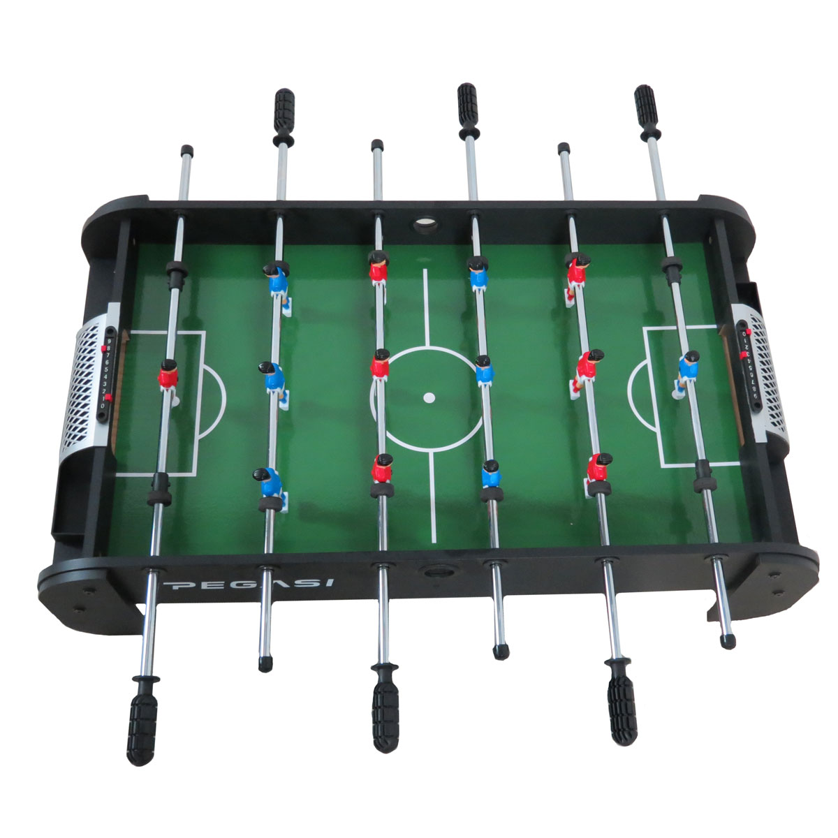 Een tafelvoetbalspel met rode en blauwe poppetjes op een groen veld.