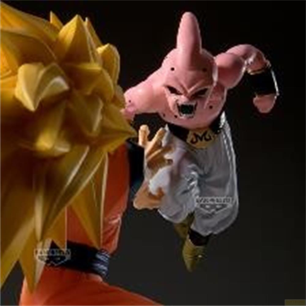 Eine Figur von Majin Buu mit einem rosafarbenen Körper, der auf Goku mit gelbem Haar zustürmt.