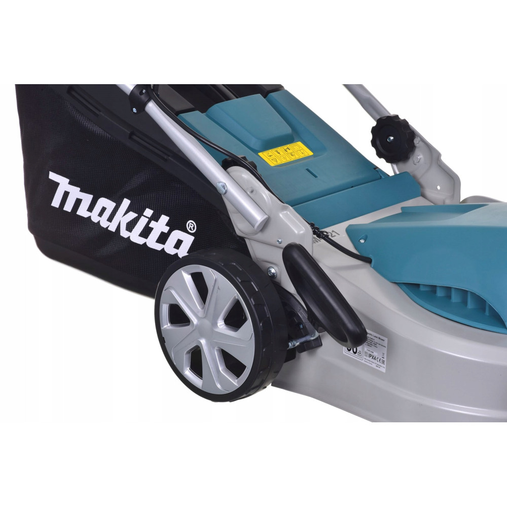 Zbliżenie kosiarki, widoczne logo Makita na torbie na trawę.