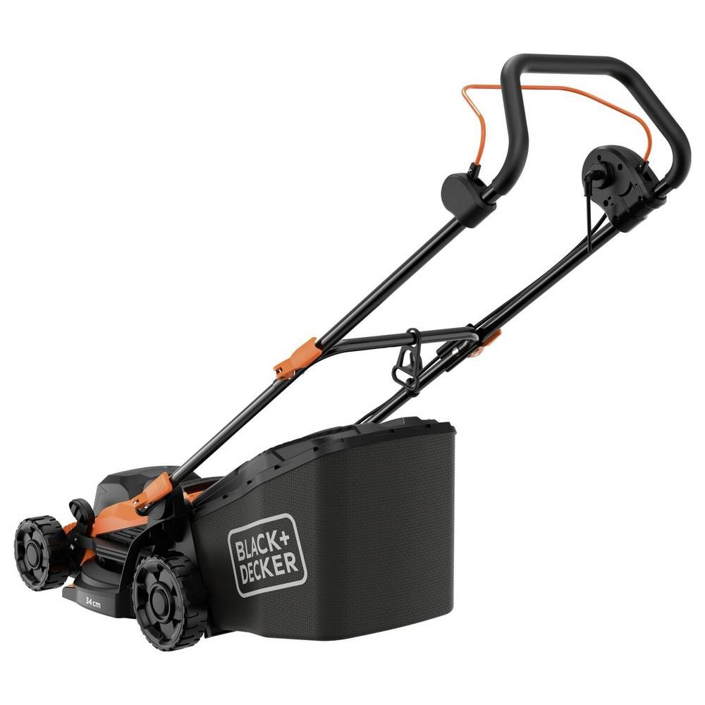Czarna i pomarańczowa kosiarka Black+Decker ze zbiornikiem na trawę, na białym tle.