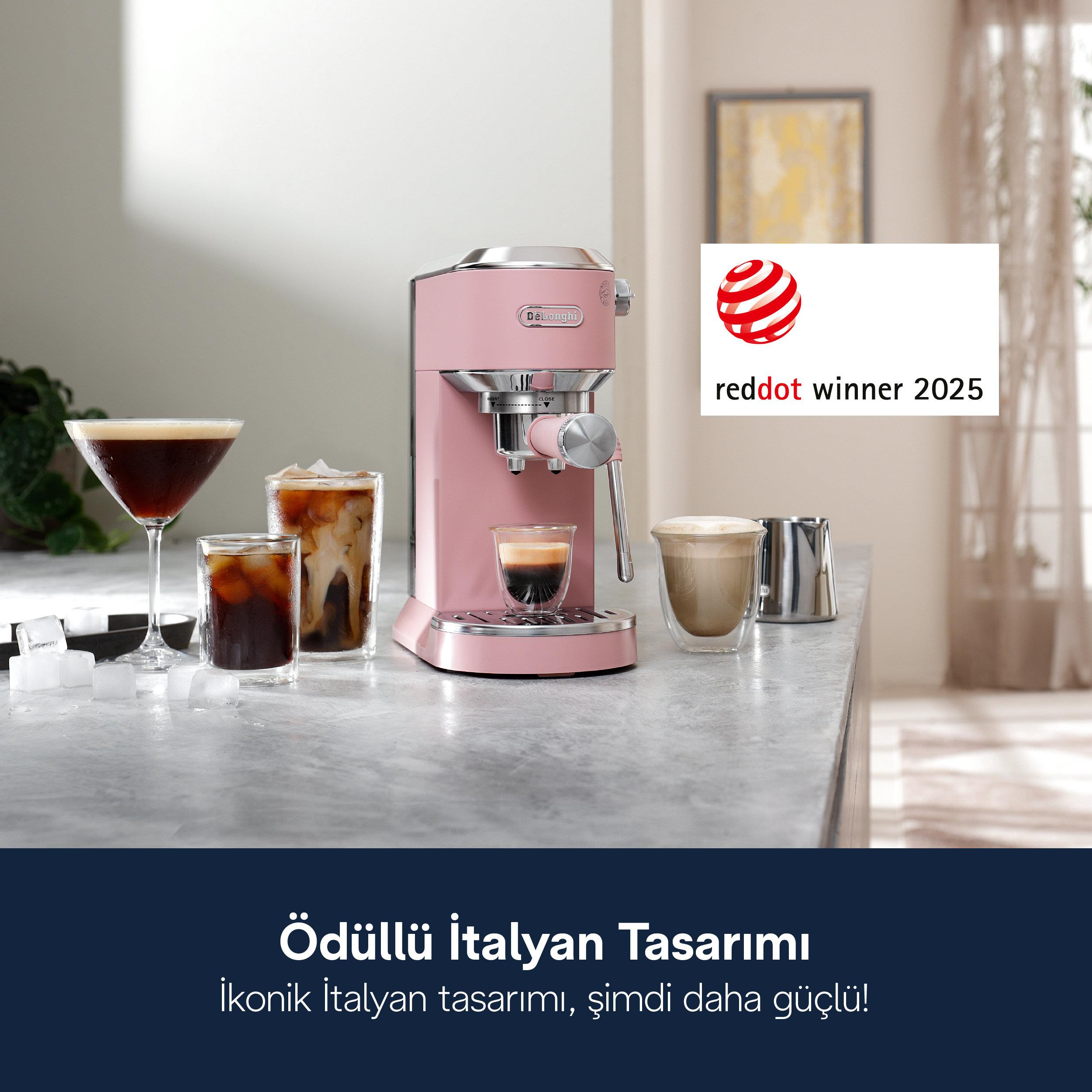 Pembe bir DeLonghi espresso makinesi, kahveli bardaklar ve buz küpleri.