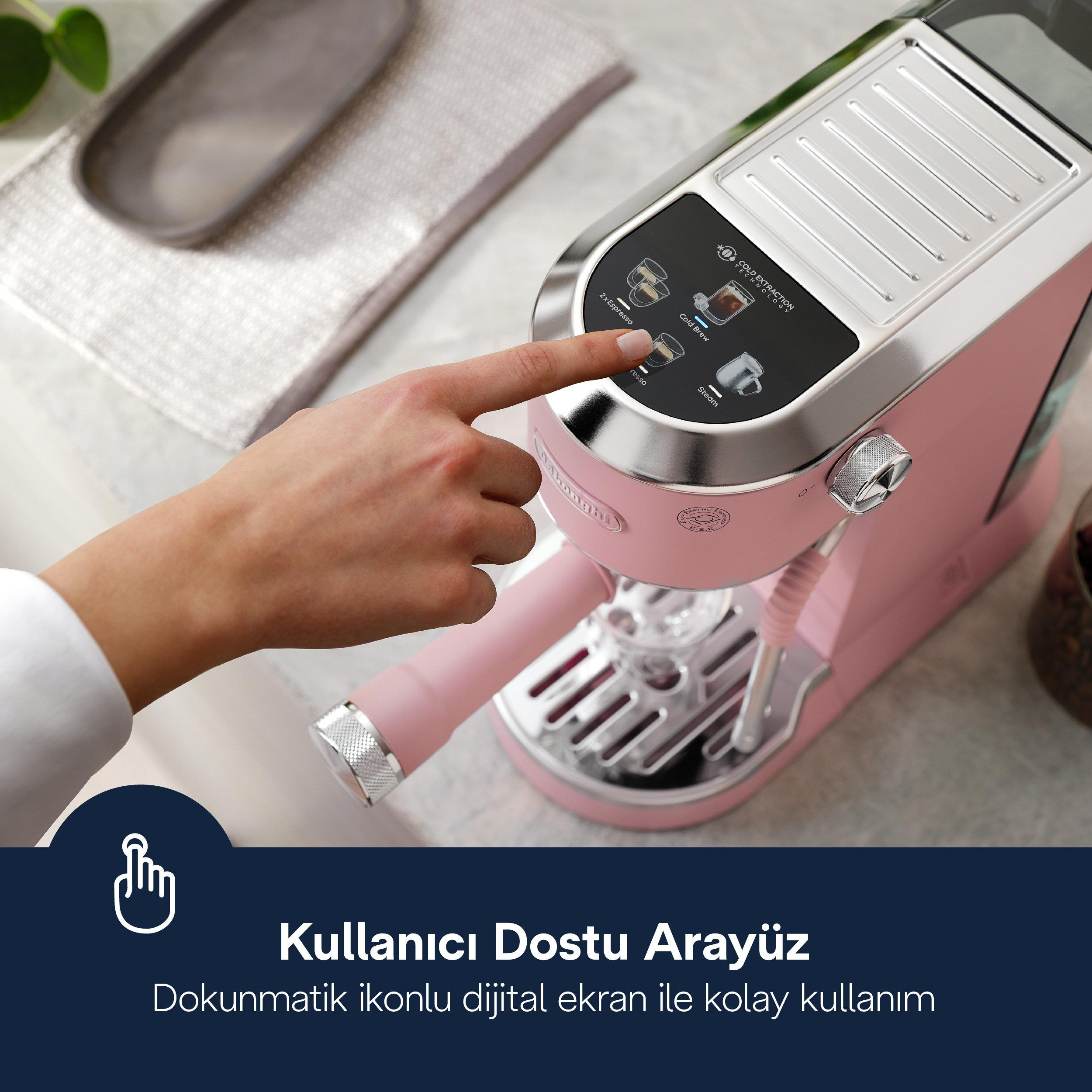 Bir el, dokunmatik ekran seçimli pembe bir espresso makinesini çalıştırıyor.