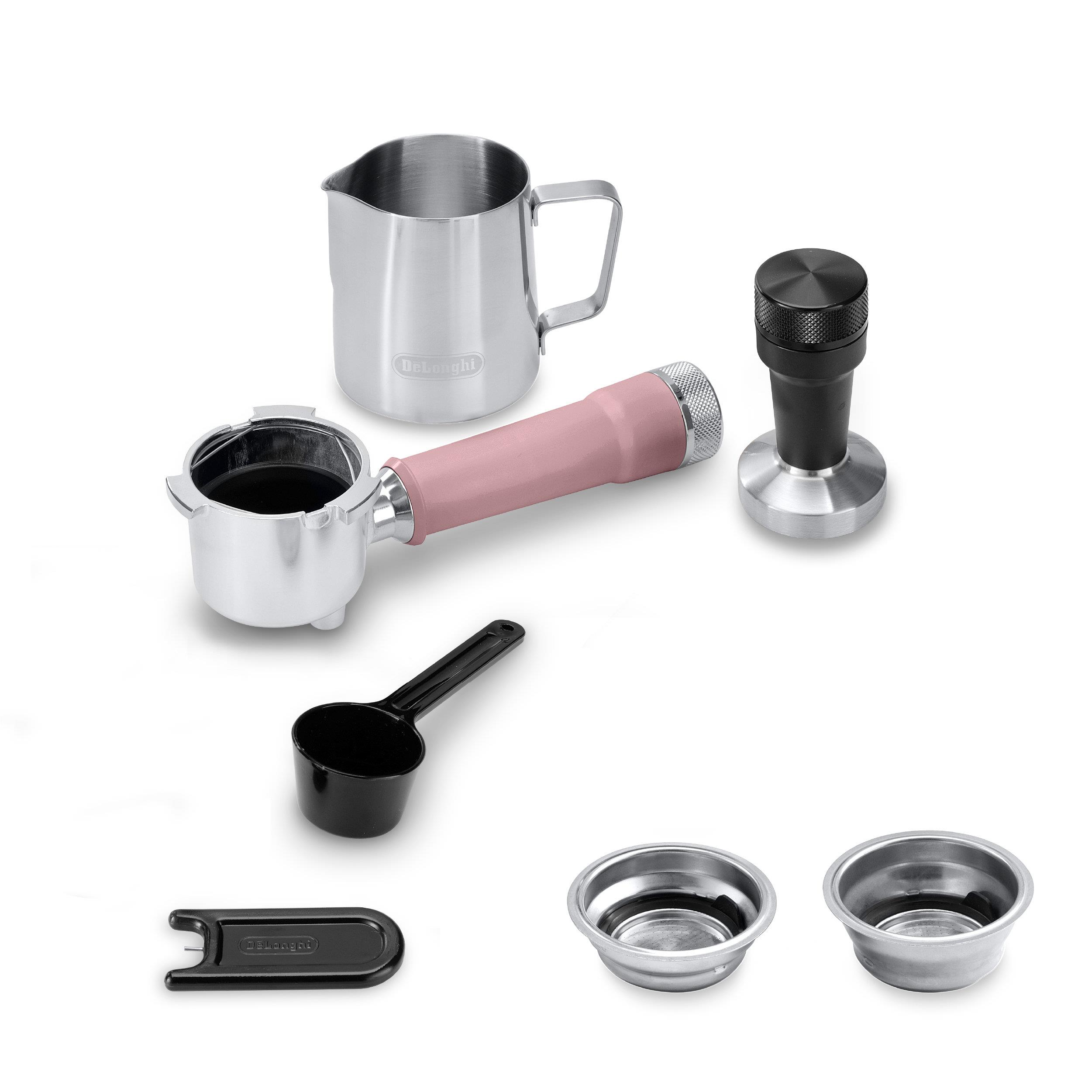 Kahve makinesi aksesuarları: metal sürahi, portafiltre, tamper, kaşık, sepetler.