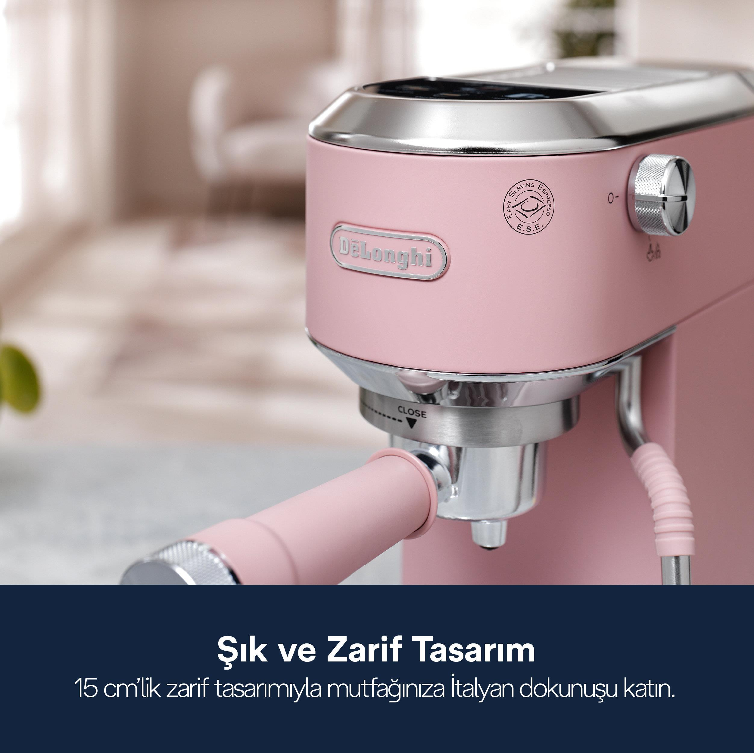 Pembe DeLonghi espresso makinesi, krom detaylı.