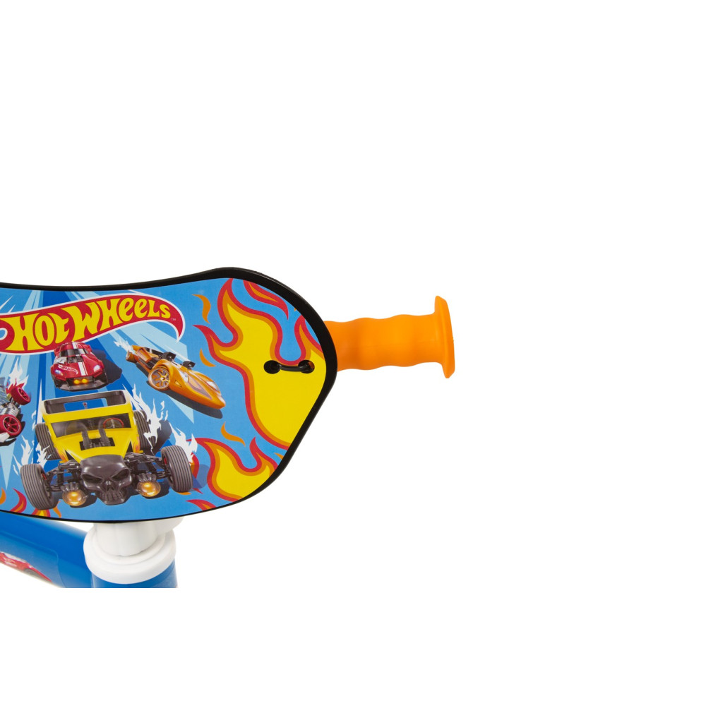Wzór Hot Wheels z samochodami wyścigowymi i płomieniami na kierownicy z pomarańczowym uchwytem.