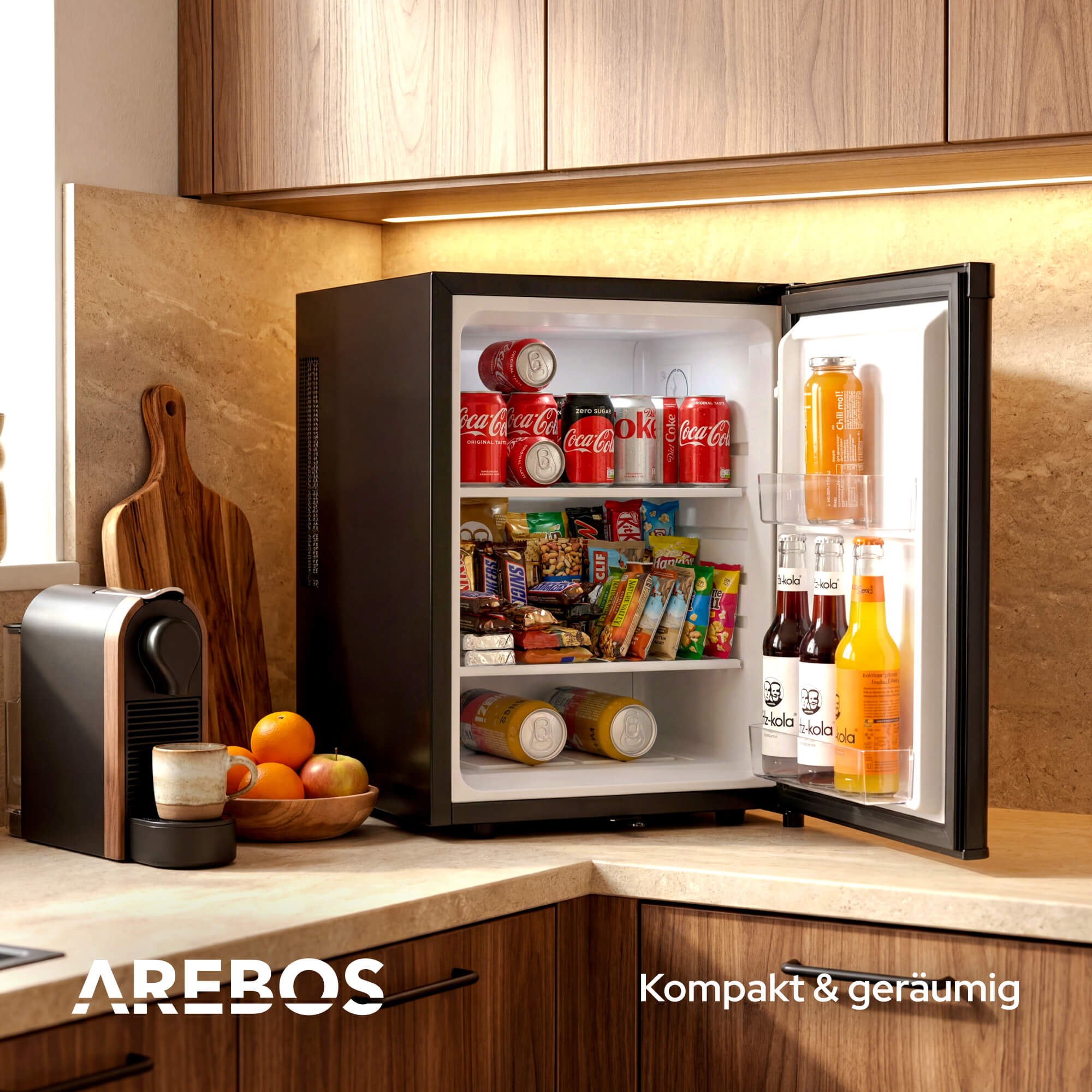 Kleiner Kühlschrank gefüllt mit Coca-Cola, Snacks und Getränken.