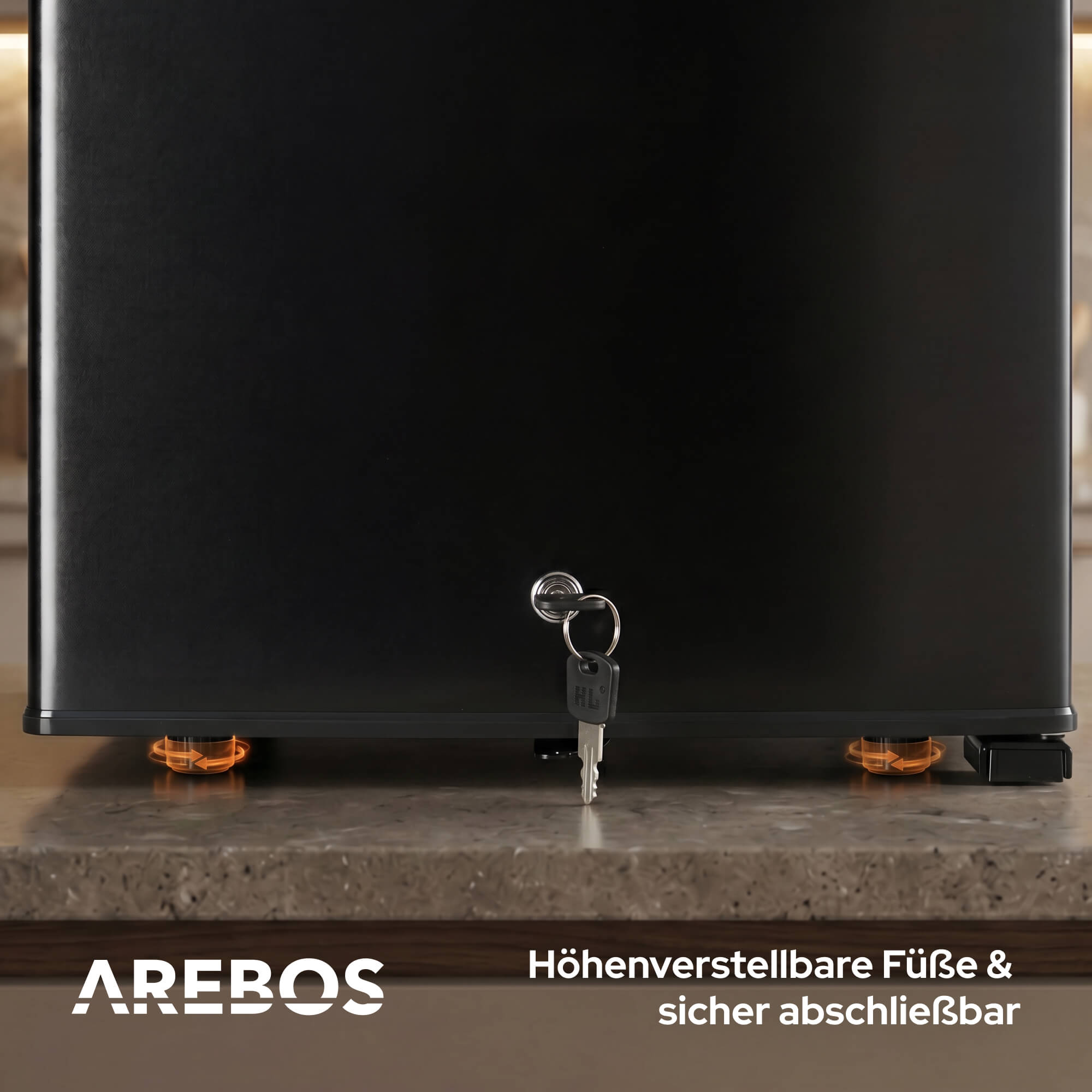 Schwarzer Schrank mit Schlüssel im Schloss, höhenverstellbare Füße.