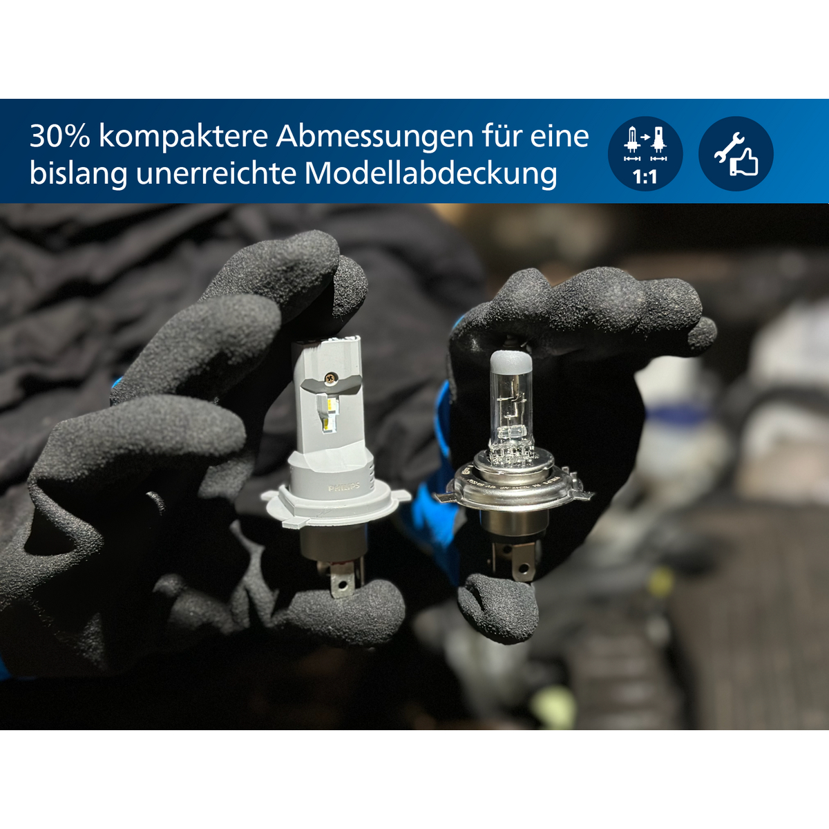 Hände in schwarzen Handschuhen halten zwei Autolampen, eine alt, eine neu.