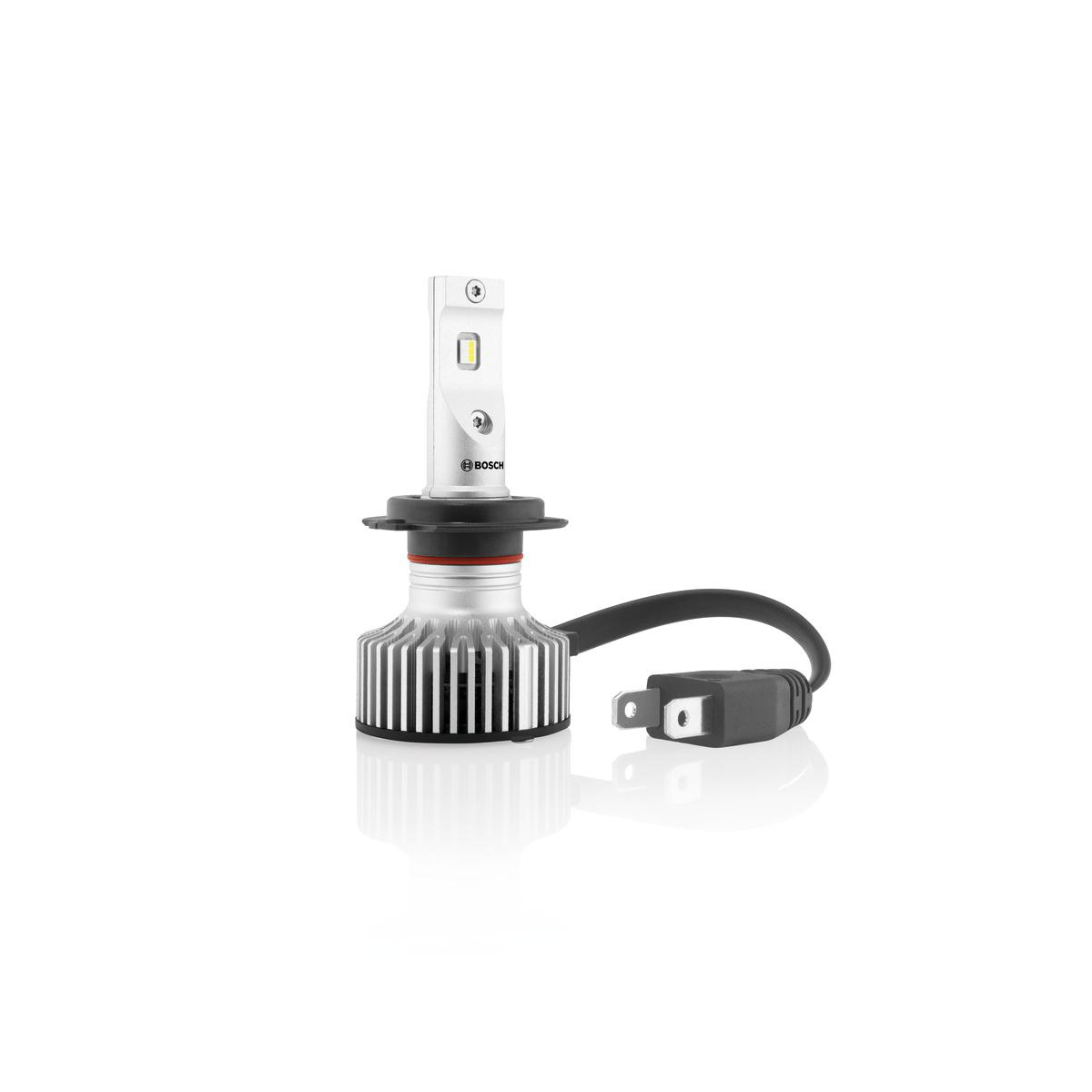 Eine weiße Bosch LED-Lampe mit Kühlkörper und schwarzem Kabel mit Stecker.