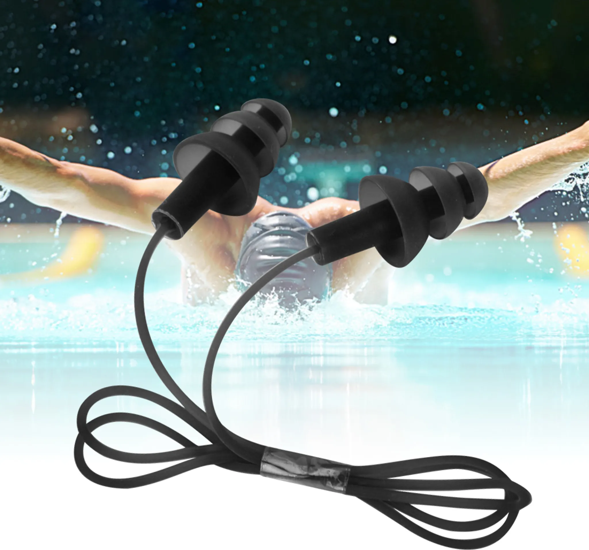 Schwarze Schwimm-Ohrstöpsel mit Schnur liegen vor einem Schwimmer im Wasser.