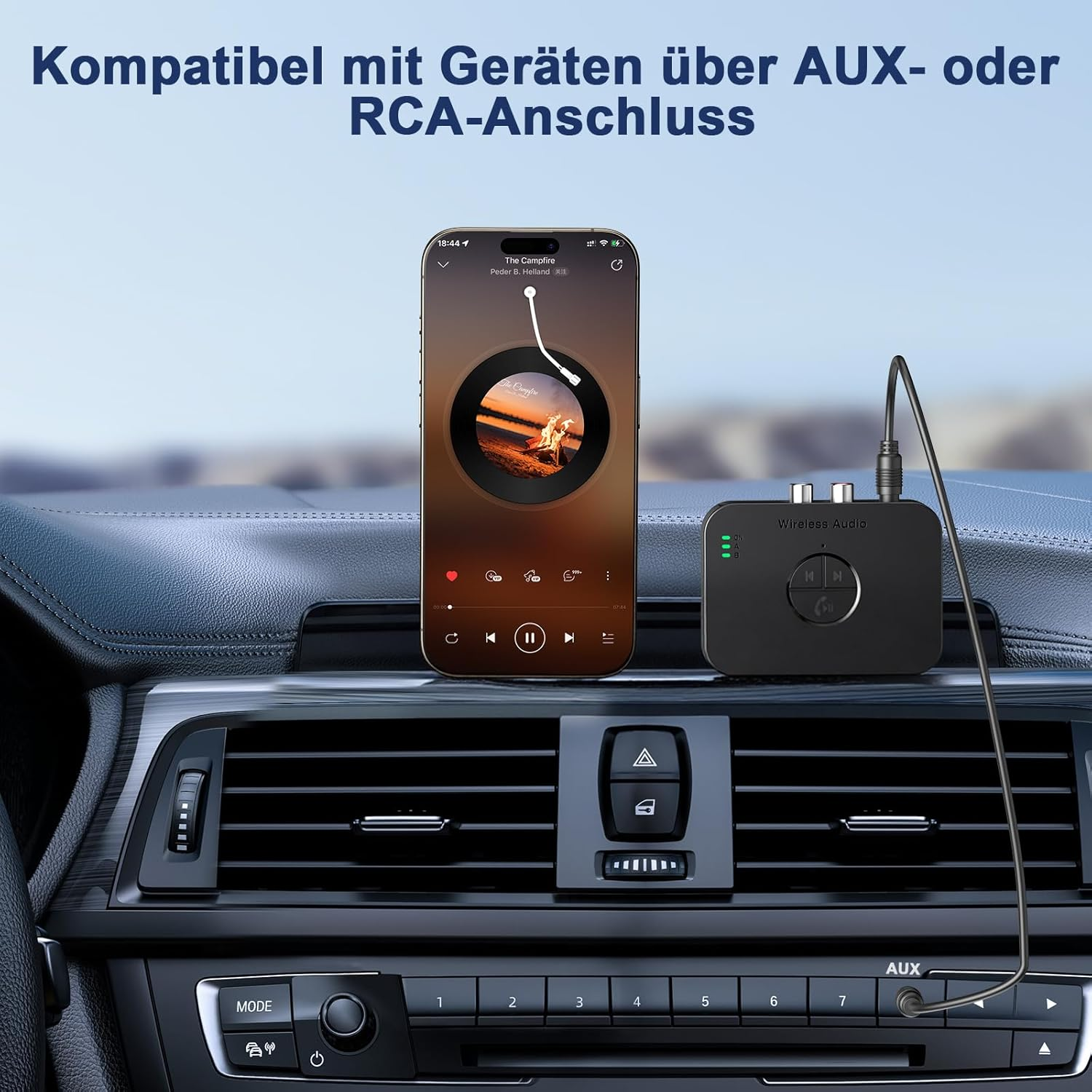 Ein Smartphone und ein drahtloser Audioempfänger sind in einem Auto montiert.