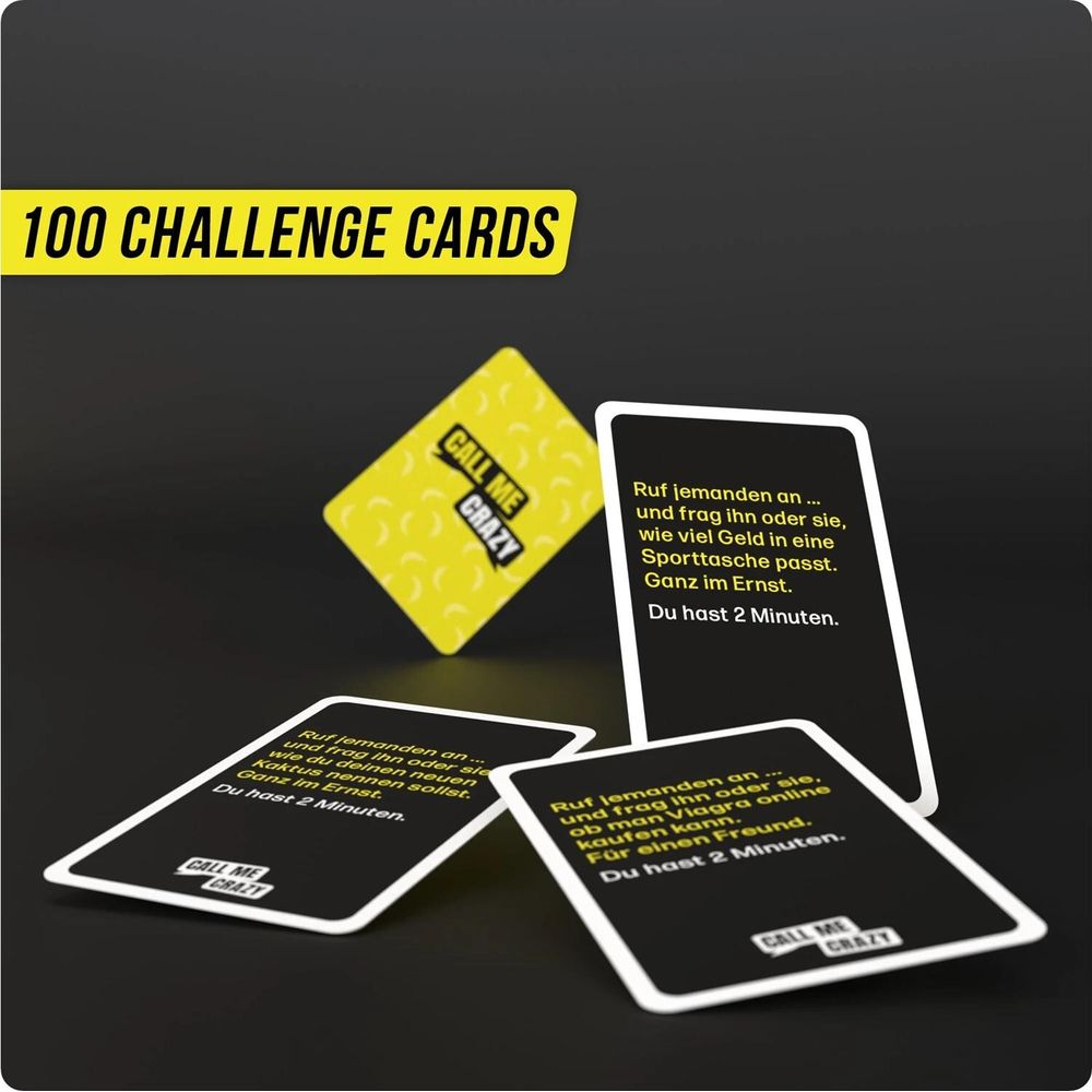 100 Challenge Cards liegen auf einem Tisch, drei davon sind offen.