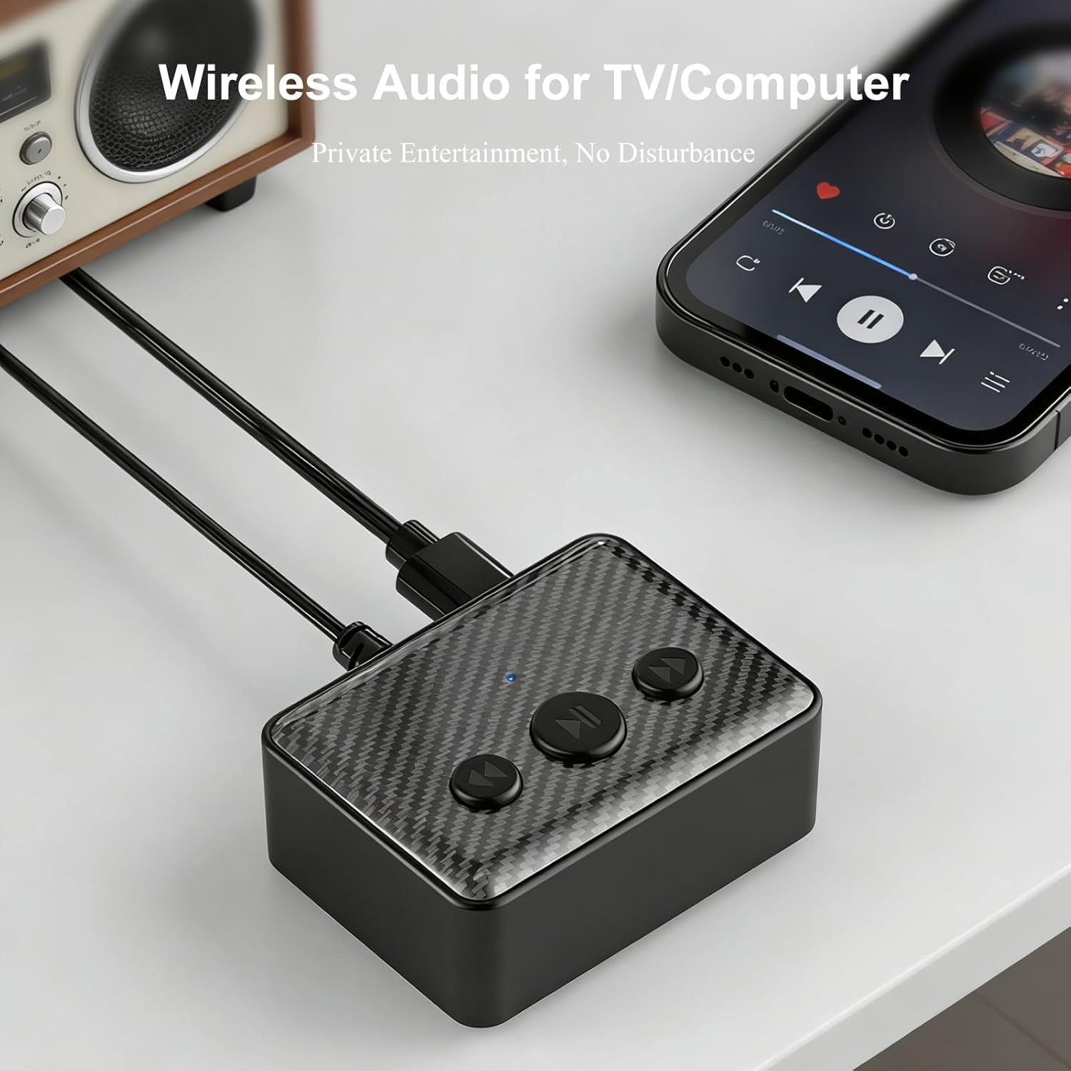 Ein schwarzer Bluetooth-Adapter ist mit einem Retro-Radio und einem Smartphone verbunden.