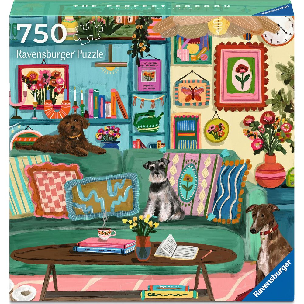 Tre cani su un divano circondati da libri e arte, con un tavolo davanti.
