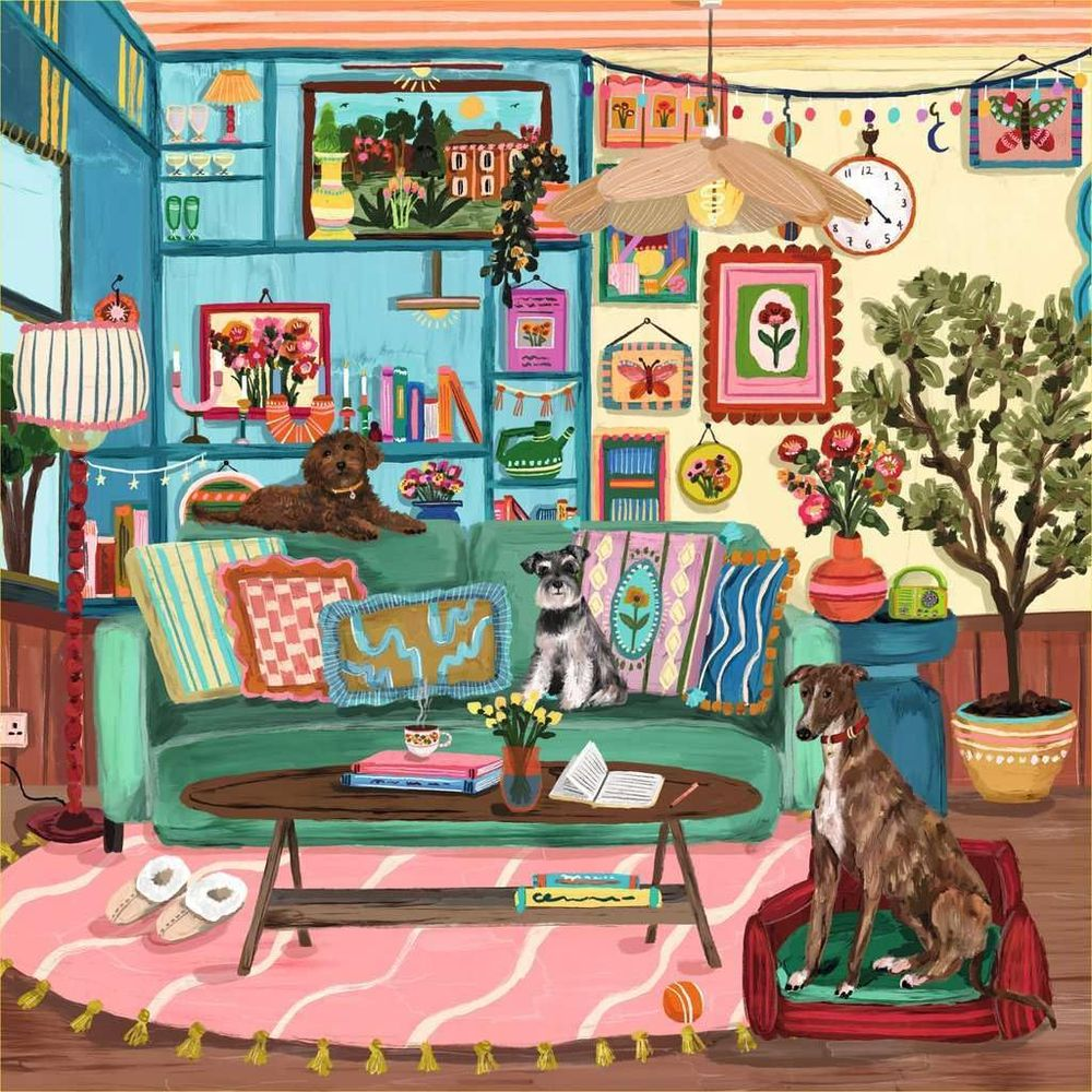Tre cani in un soggiorno su un divano e una poltrona, circondati da libri e arte.