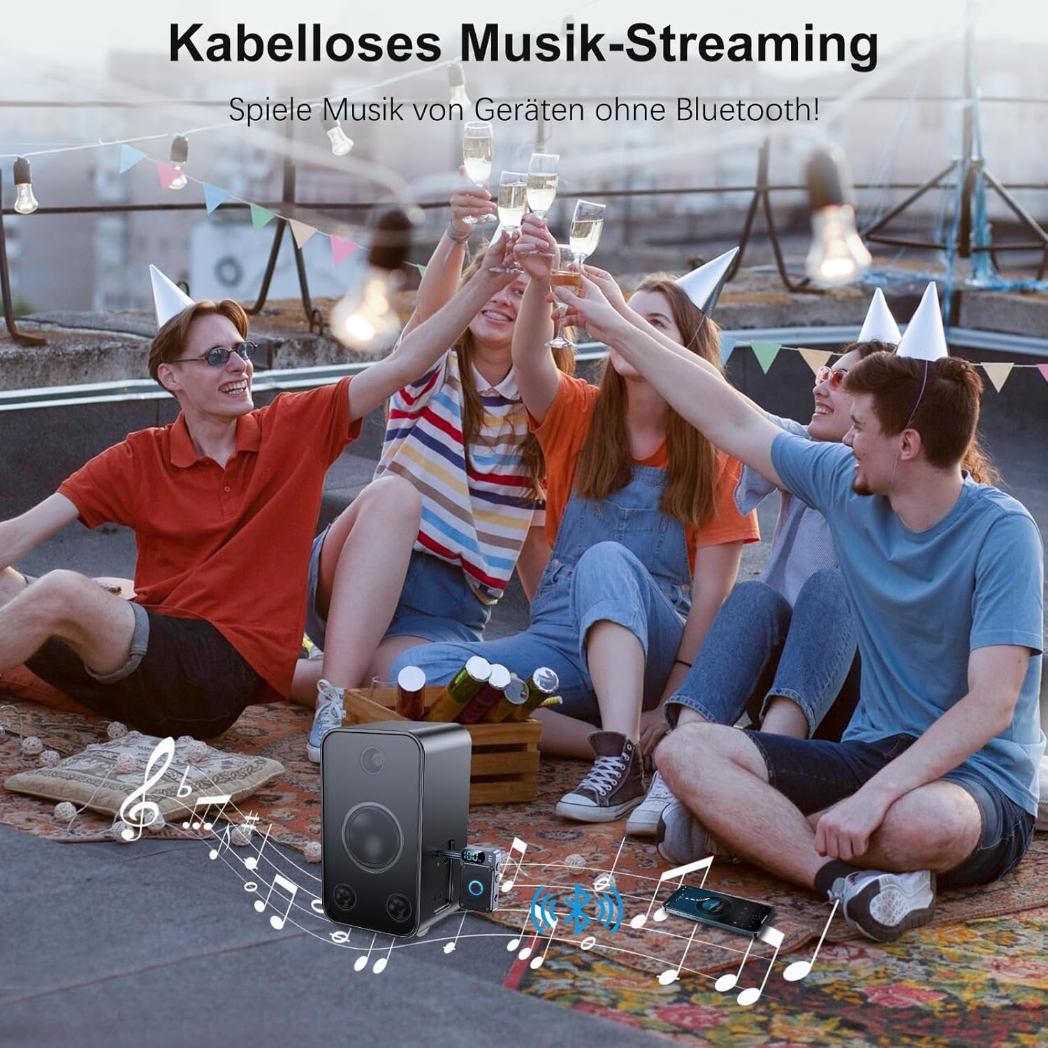 Freunde stoßen mit Gläsern an auf einer Dachparty mit Lautsprecher und Smartphone.