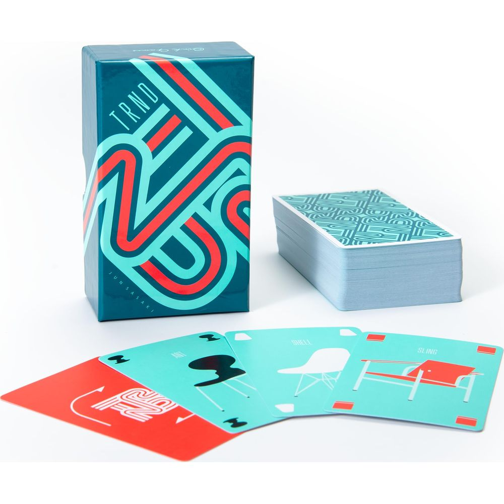 Ein Kartenspiel mit einer blauen Schachtel und ausgebreiteten Karten, die Stühle zeigen.
