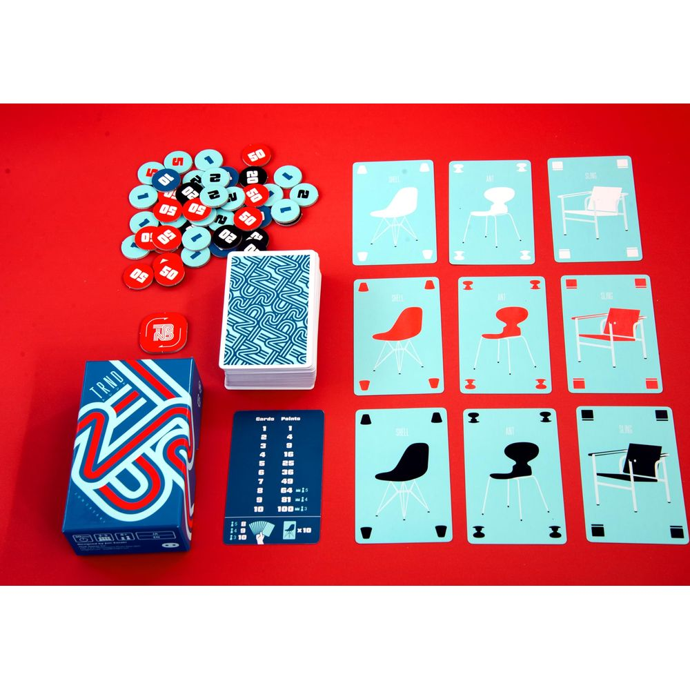 Brettspiel mit Karten, Chips und einer Box auf rotem Hintergrund. Karten zeigen Stühle.