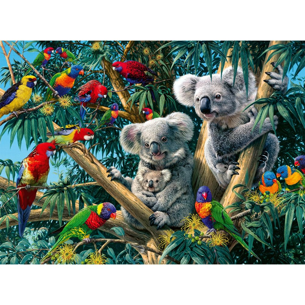 Twee koala's met een baby in een boom, omringd door kleurrijke papegaaien.