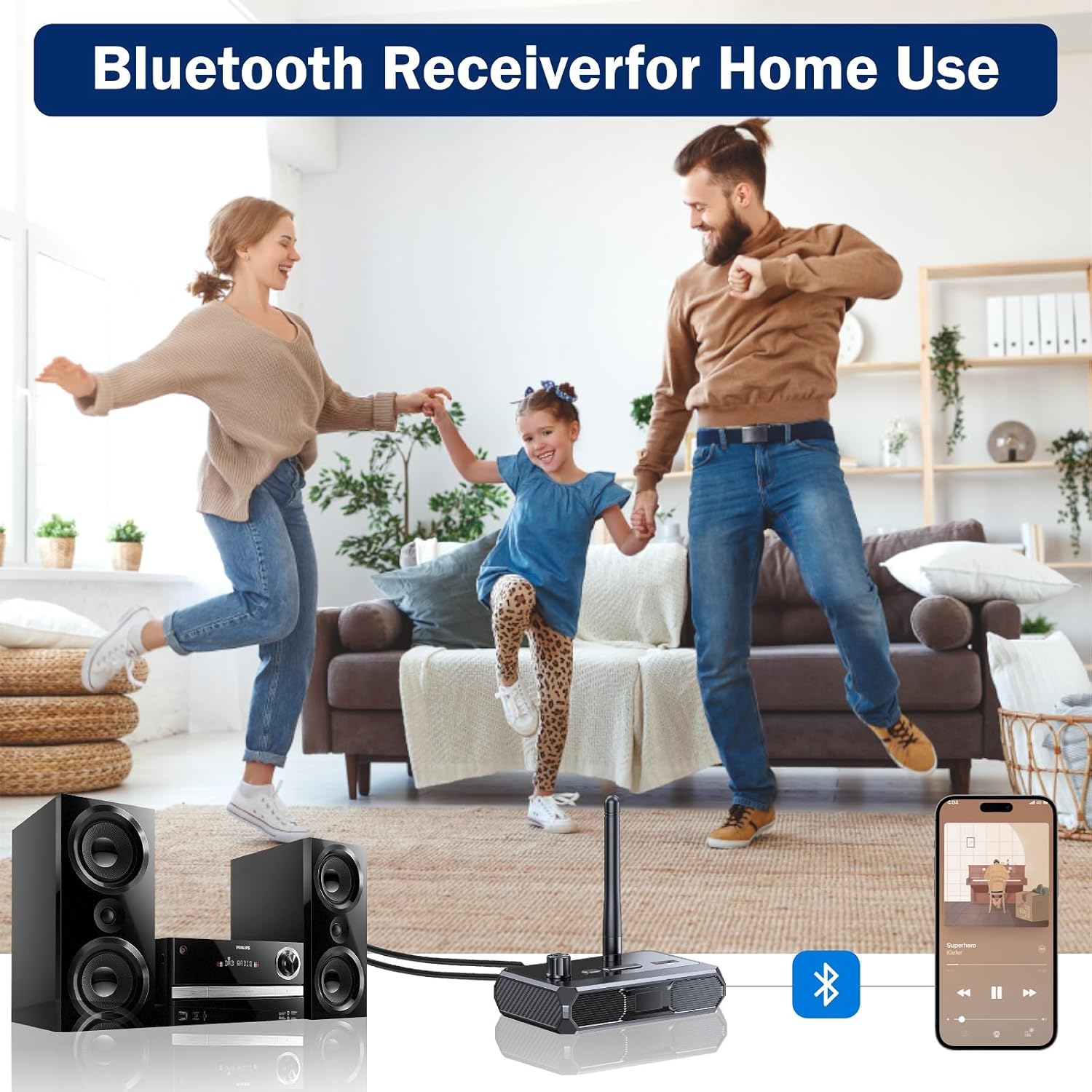 Ein Paar und ein Kind tanzen im Wohnzimmer, während ein Bluetooth-Empfänger und Lautsprecher zu sehen sind.