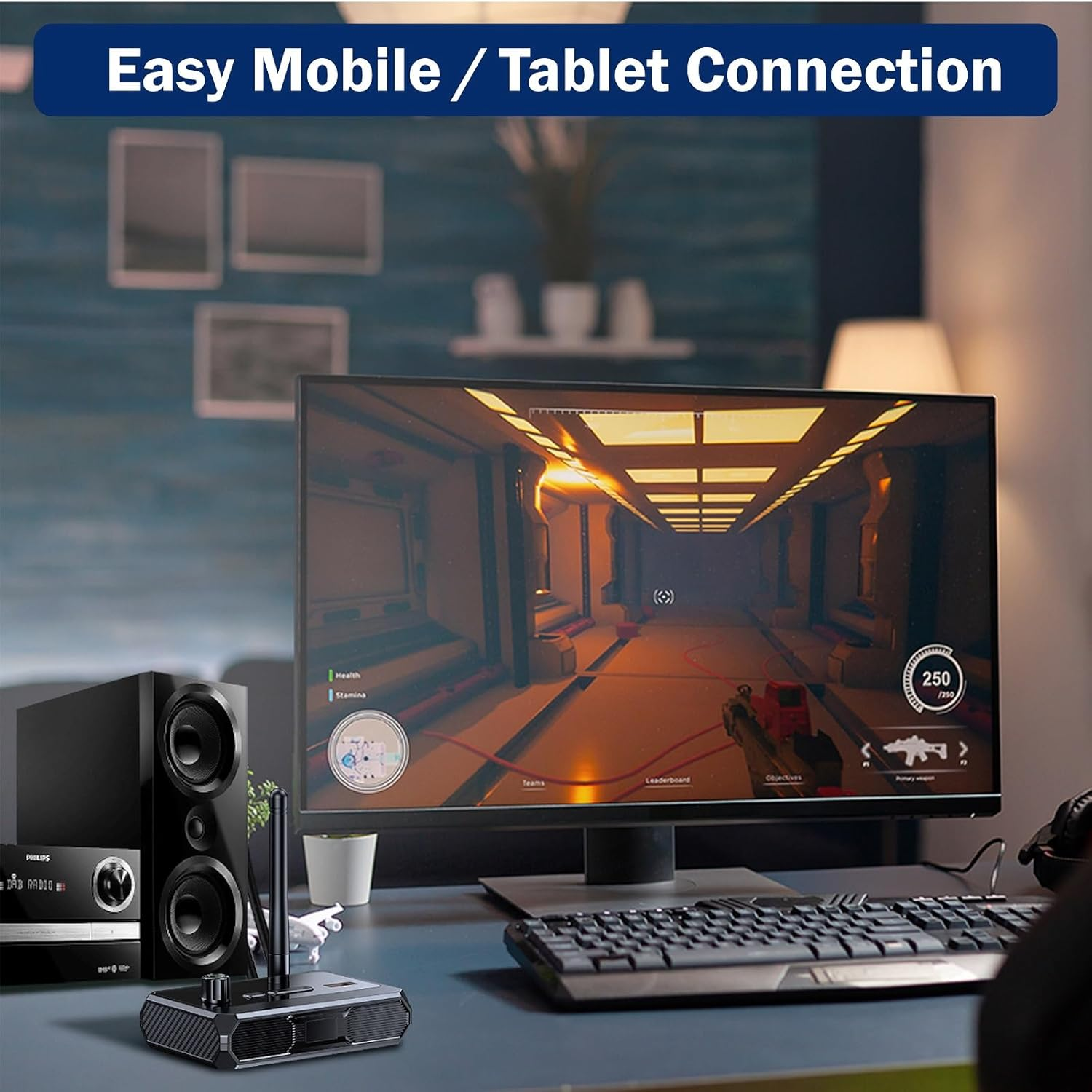 Schreibtisch-Setup mit Lautsprechern, PC und Monitor, der ein Videospiel anzeigt. Text: Easy Mobile / Tablet Connection.