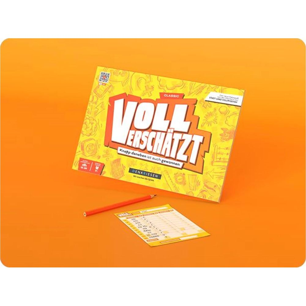 Das Spielbrett "Voll verschätzt" liegt mit einem roten Stift und einer Wertungsliste.