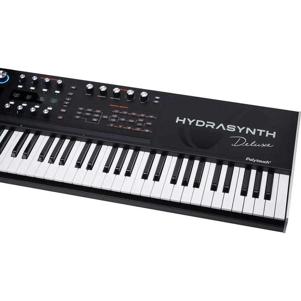 Clavier noir avec inscription Hydrasynth Deluxe et PolyTouch.
