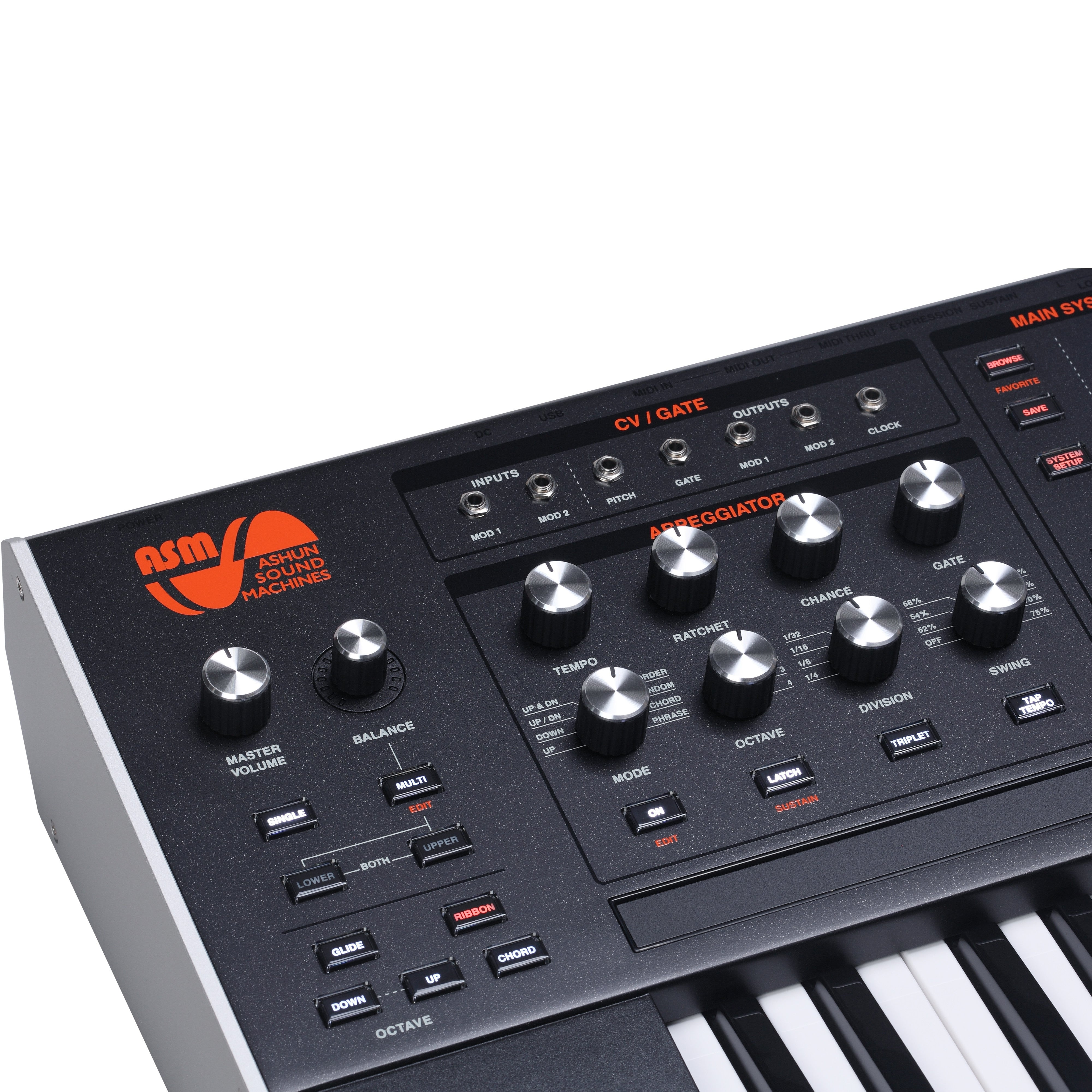 Gros plan d'un synthétiseur noir avec logo orange et de nombreux boutons, sur fond blanc.